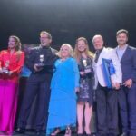 Adriana Fonseca Instagram - Agradezco profundamente a la Asociación Nacional de Locutores de México, por el honor de otorgarme el “Micrófono de Oro”, un estímulo que reafirma mi compromiso para seguir realizando proyectos de impacto social, que promuevan cambios positivos en nuestra sociedad, además compartimos este momento especial, con parte del elenco de #PapásPorConveniencia y nuestro querido Productor Musical, Alex Abaroa.