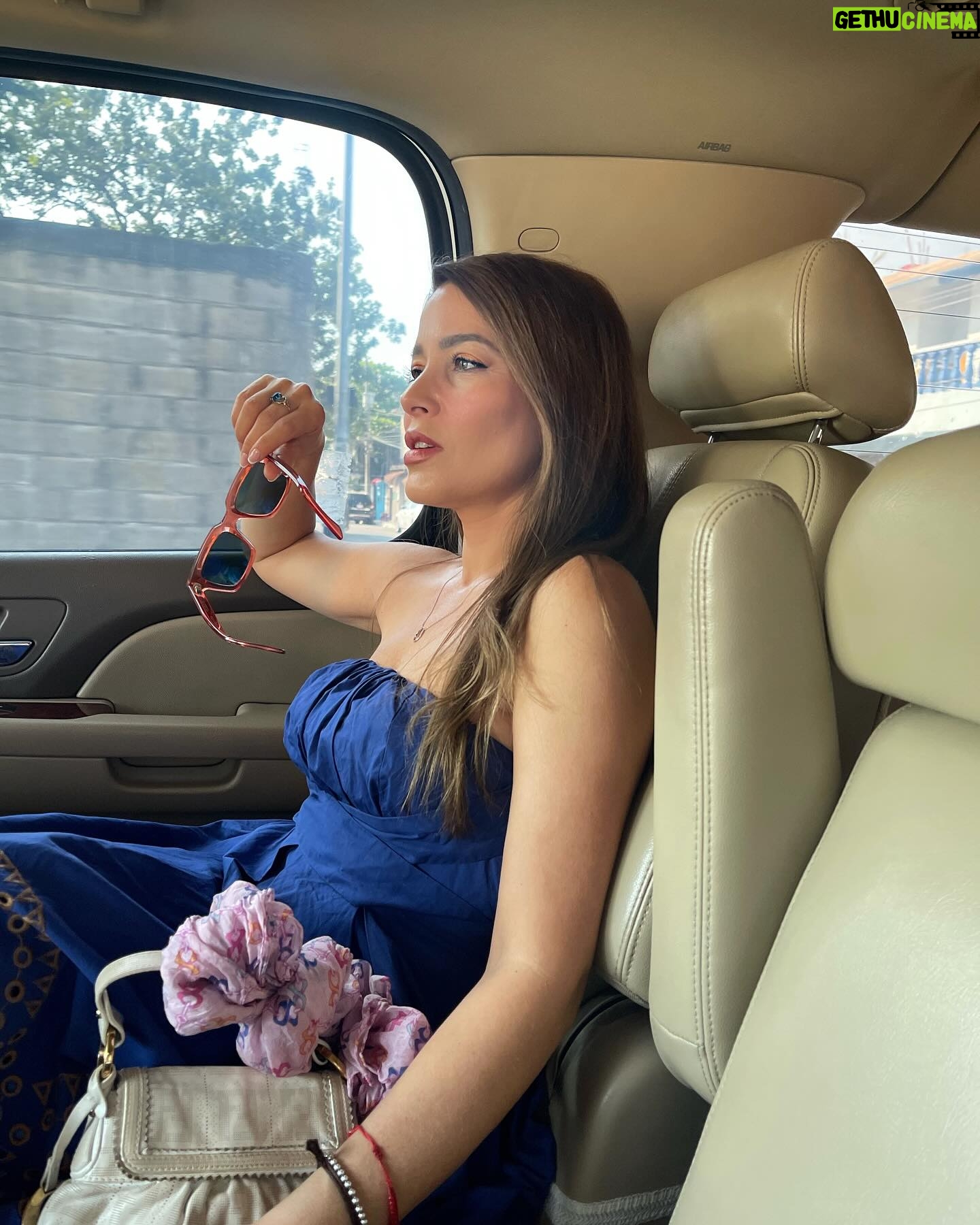 Adriana Fonseca Instagram - Love is the answer… ______ 1-🩵 by @eduardolucerola 2-Mi suegris @enriquecalderons en su pumple 3-agradeciendo 4-pose pose en el camino 5-La fam 6-love is love 7-mi cuñis @landerauch 8-suegris feliz 9-las mañanitas 10-bumerán del cuñis… . . . . . #happybirthday #suegro #playadelcarmen #lifestyle #fashion