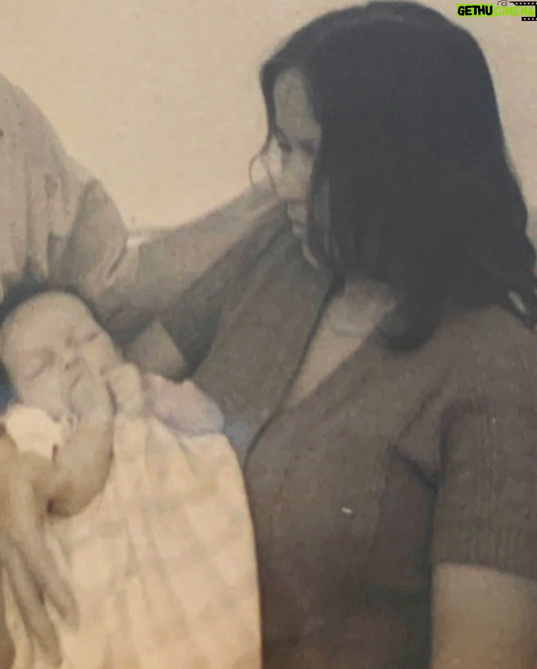 Adriana Fonseca Instagram - Happy mother’s week 🌹 Mamá, tu sonrisa ilumina mi día. ________ Mom, your smile lights up my day. . . #mom #mothersday #motherslove #lifestyle #kissmom @yourmomcares