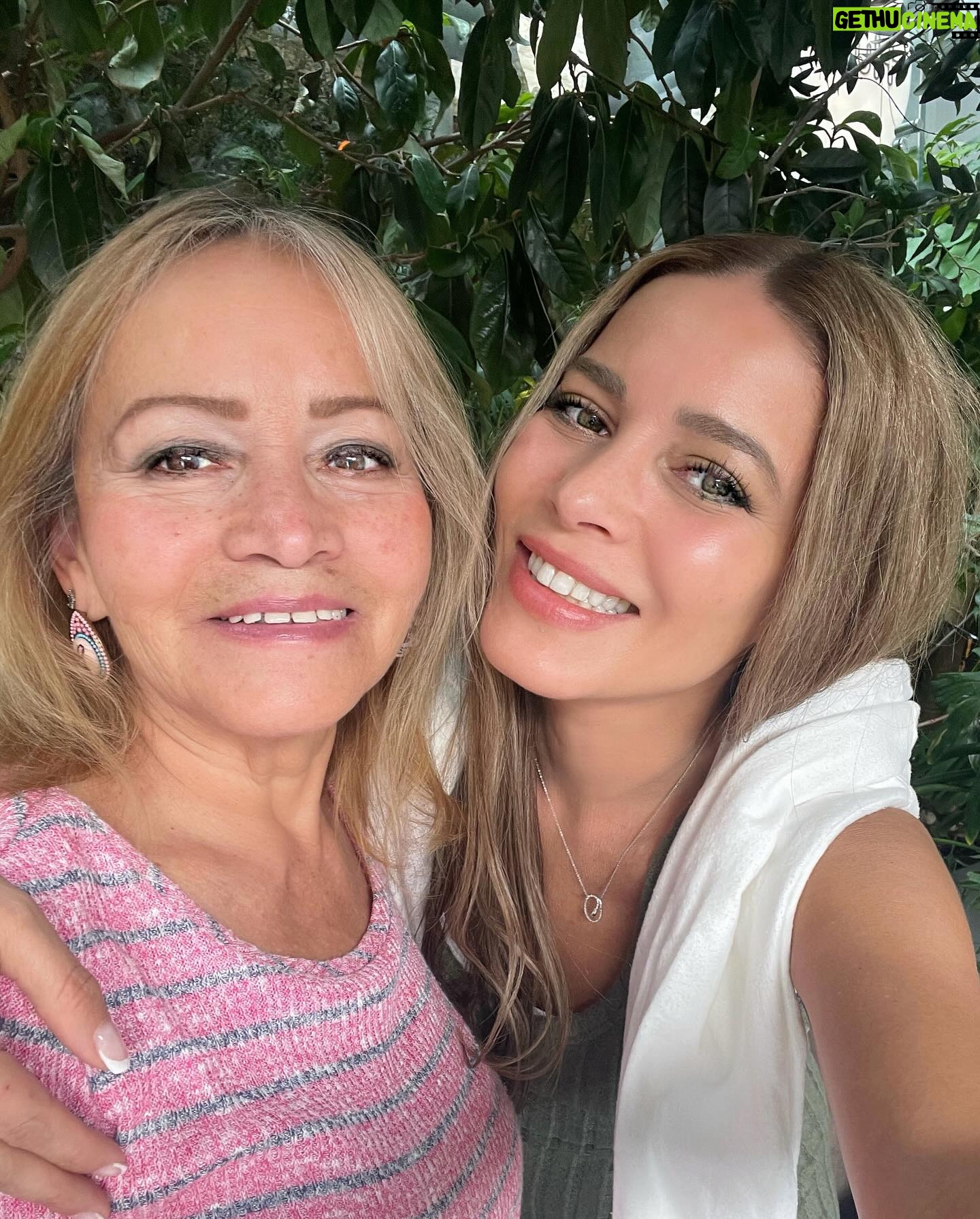 Adriana Fonseca Instagram - Happy mother’s week 🌹 Mamá, tu sonrisa ilumina mi día. ________ Mom, your smile lights up my day. . . #mom #mothersday #motherslove #lifestyle #kissmom @yourmomcares