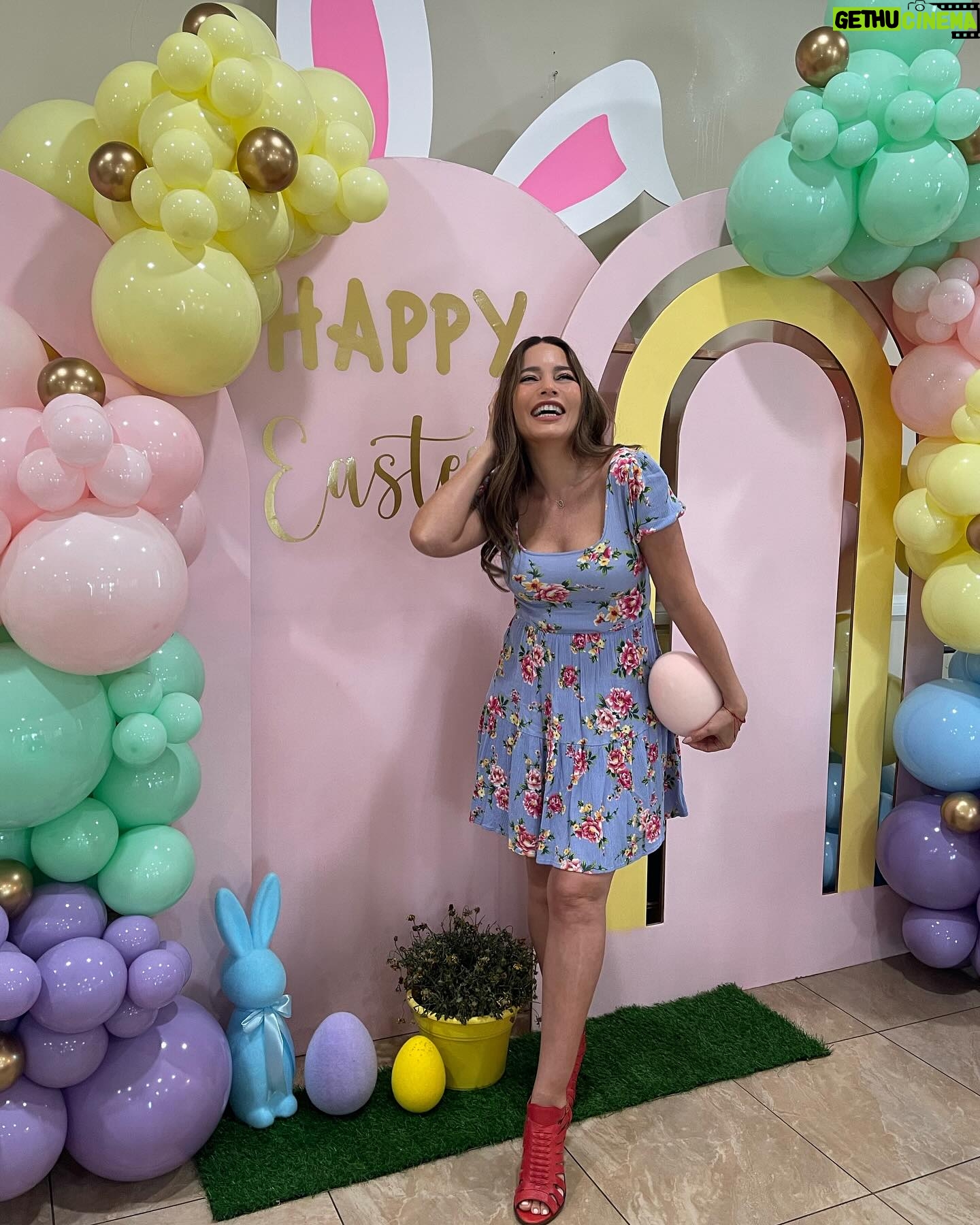 Adriana Fonseca Instagram - ¡Feliz Pascua a todos! ______ Que tu día esté lleno de alegría, amor y dulces sorpresas. 🐰🌷 May your day be filled with joy, love, and sweet surprises. . . . . . #HappyEaster #Easter2022 #SpringtimeJoy #primavera #cute #latina