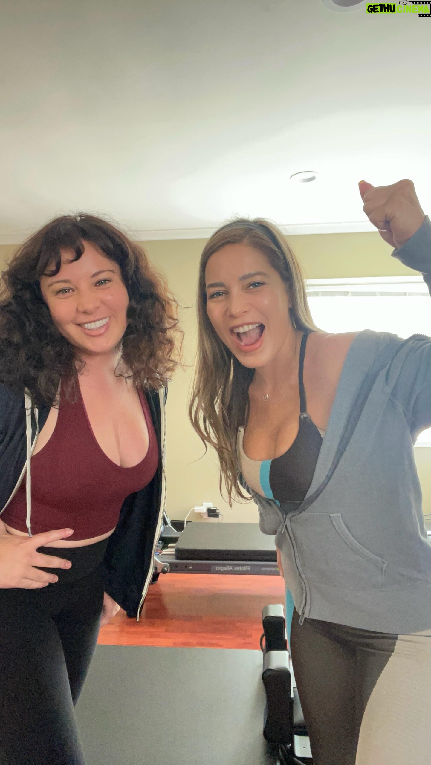Adriana Fonseca Instagram - Pilates on crack 💪🏾 . . #pilates #lifestyle #pilatesreformer #pilateslovers #strongwomen #girls #cute