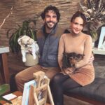 Adriana Louvier Instagram - No había podido escribir por aquí, el dolor tan grande que tenía y él no aceptar que mi perrito amado partió. Estas fotos son unas cuantas de millones de momentos que pasamos con él, juntos, siempre con tanto amor.Es un pequeño homenaje para nuestro Lec. Mi gran compañero, mi amigo, mi sombra en la casa, quien más me ha cuidado y demostrado un amor infinito. Quienes nos conocen saben lo mucho que lo amamos y lo que significa hoy ya no estar con él. Tuve tanto miedo de que este día llegara, ahora nos toca vivir sabiendo que está por todos lados a donde vamos, nos acompañará siempre. Hasta luego mi perrito guerrero, amor eterno. Tu familia que te ama. ❤️ Gracias amor por todo el esfuerzo y amor para todos en la casa y para Lec. @gutosalas Y muchas gracias @veterinaryoncology y @mvzlorenasamano por su gran dedicación y atención con Lec. 🙏🏽