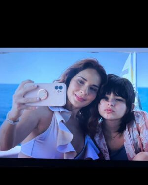 Adriana Louvier Instagram - Fotos con la familia. 🎬
Ustedes no saben la diversión y la buena onda que tuvimos durante el proyecto. Queridos todos. 
#PactodeSilencio @netflixlat 
@erick.chapa @juanpablofuentes_  @farah_justiniani