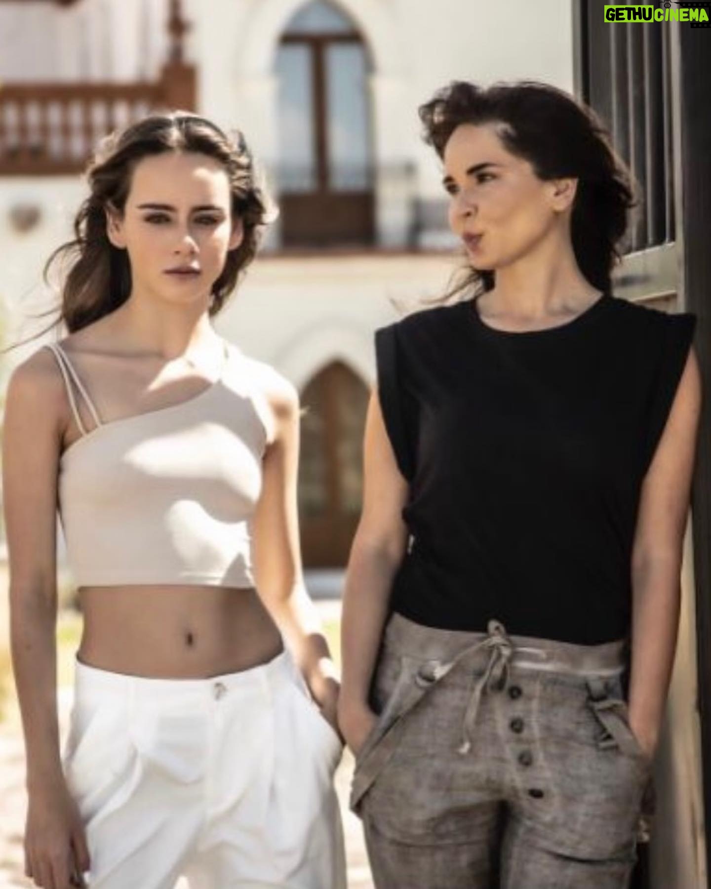 Adriana Louvier Instagram - Les dejo unas fotos de la serie “La mujer del Diablo” Con @azulguaita 🖤 @vixoriginals “Soledad y Daniela”