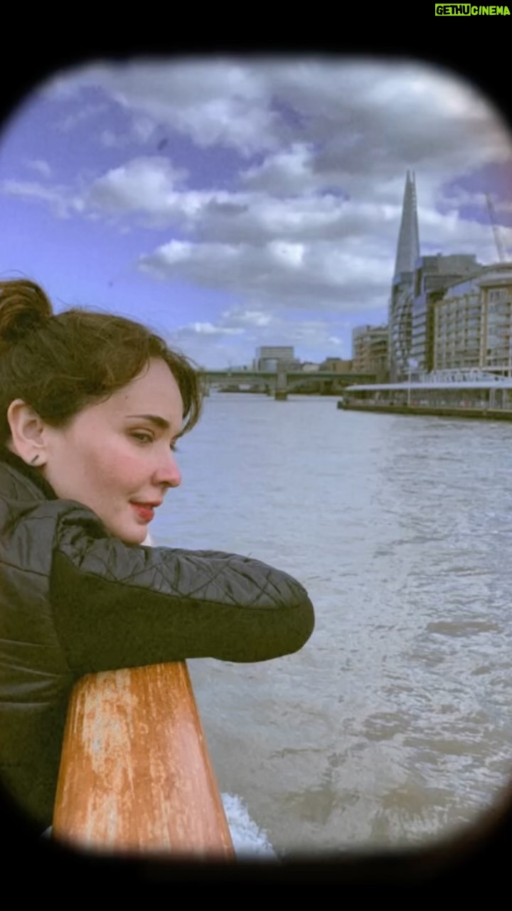 Adriana Louvier Instagram - Londres tantos años sin verte. Que belleza redescubrirte. Edificios victorianos,coven garden,tus cervezas deliciosas, los pubs, trafalgar square,la mezcla increíble de culturas que sólo tú. El mejor viaje amor. @gutosalas
