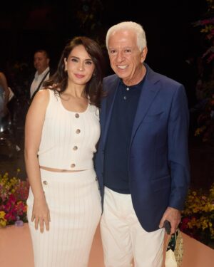 Adriana Louvier Instagram - “No acabarán mis flores” fashion show de @guessmexico presentando su increíble colección primavera 2024 / #LoveGuess #Marcianomoment #Guess 🌼