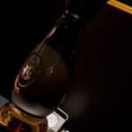 Adriana Louvier Instagram - Les quiero contar que este fin de semana Clase Azul Mexico nos invitó a conocer, Clase Azul Tequila Gold. Algo que me gustó mucho es su licorera, la cual está hecha a mano por artesanos mexicanos e inspirada en nuestros atardeceres. Delicioso el tequila, increíble presentación. @claseazulofficial #ClaseAzulSpirits #ExquisiteMoment