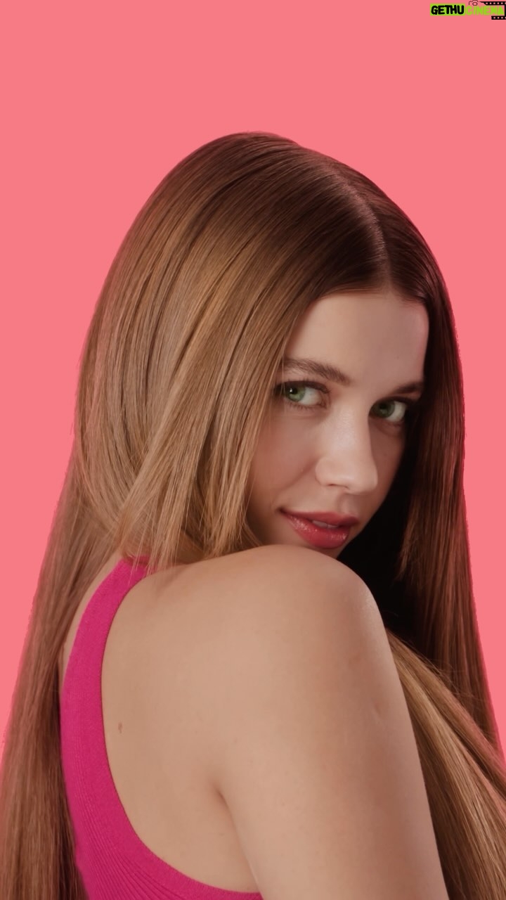 Afra Saraçoğlu Instagram - Yepyeni Elidor Brezilya Keratin Terapisi ile saçlarım her zamankinden daha pürüzsüz ve ışıltılı! Isıya karşı koruması ve elektriklenmeyi önlemesiyle saçlarım her zaman mükemmel düz ve hazır. 💫#mukemmelduzsaclar #BrezilyaKeratinTerapisi @elidorturkey #işbirliği