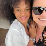 Agnes Nunes Instagram – Todos os dias são seus. Se eu sou tudo que sou hoje, é a você que eu devo. Você é a minha luz, meu leão de chakra, minha mãezinha, minha melhor amiga… olha, as vezes nem eu sei como vc consegue ser tantas em uma só. Quem te tem, Maria, não precisa de mais nada, e eu sei que eu sou a prova disso. Com você qualquer lugar vira casa, porque pra mim, você virou a MINHA casa, o meu lar, e qualquer lugar do mundo que tiver você, sempre vai ser o melhor lugar do mundo. Obrigada por existir, obrigada por ser a pessoa que sempre está do meu lado, me apoiando, me dando coragem. Eu nunca vou esquecer do nosso primeiro show juntas, eu nervosa, me tremendo, e você dizendo que ali, em cima daquele palco eu sempre iria fazer o que eu nasci pra fazer. Tá vendo? Você é minha fonte de força, sin tu no há mi (kkkkk). Você é a melhor empresária desse mundo, melhor mãe que eu poderia ter ganhado de Deus. Você me ensina da vida e do amor, todos os dias, quando acorda até a hora que vai se deitar. Que seja sempre assim, nós, desse jeitinho. Nada nesse mundo nos abala, somos a força uma da outra, e enquanto eu estiver aqui nesse mundo, honrarei nossa relação, nossa família, nosso amor, nossa música, nossa forma de trabalhar e ver o mundo sempre com os olhos bonitos. Te amo minha Mary, te amo muito. Feliz aniversário. Os caminhos estão todos abertos. ❤️ @maria.morais