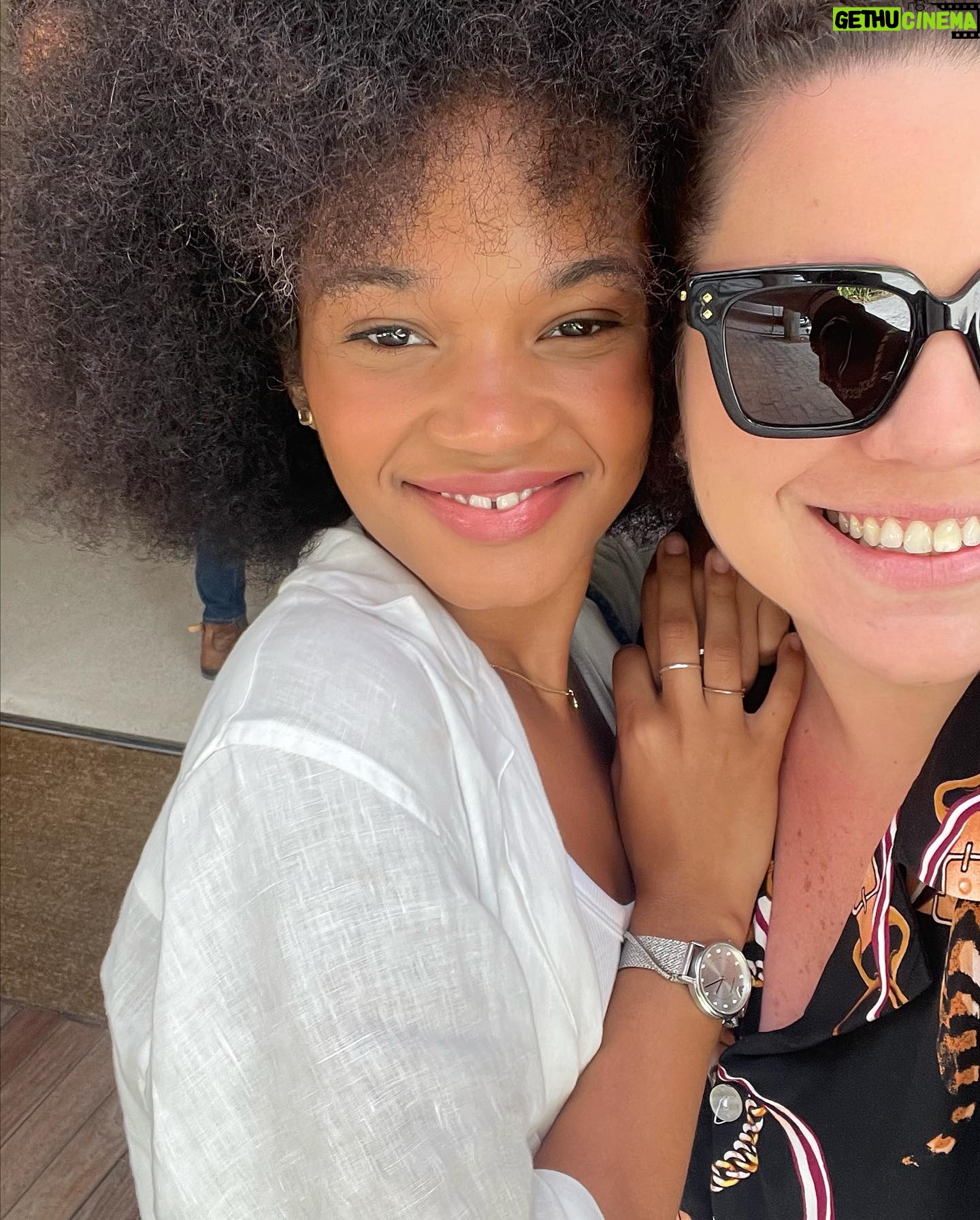 Agnes Nunes Instagram - Todos os dias são seus. Se eu sou tudo que sou hoje, é a você que eu devo. Você é a minha luz, meu leão de chakra, minha mãezinha, minha melhor amiga… olha, as vezes nem eu sei como vc consegue ser tantas em uma só. Quem te tem, Maria, não precisa de mais nada, e eu sei que eu sou a prova disso. Com você qualquer lugar vira casa, porque pra mim, você virou a MINHA casa, o meu lar, e qualquer lugar do mundo que tiver você, sempre vai ser o melhor lugar do mundo. Obrigada por existir, obrigada por ser a pessoa que sempre está do meu lado, me apoiando, me dando coragem. Eu nunca vou esquecer do nosso primeiro show juntas, eu nervosa, me tremendo, e você dizendo que ali, em cima daquele palco eu sempre iria fazer o que eu nasci pra fazer. Tá vendo? Você é minha fonte de força, sin tu no há mi (kkkkk). Você é a melhor empresária desse mundo, melhor mãe que eu poderia ter ganhado de Deus. Você me ensina da vida e do amor, todos os dias, quando acorda até a hora que vai se deitar. Que seja sempre assim, nós, desse jeitinho. Nada nesse mundo nos abala, somos a força uma da outra, e enquanto eu estiver aqui nesse mundo, honrarei nossa relação, nossa família, nosso amor, nossa música, nossa forma de trabalhar e ver o mundo sempre com os olhos bonitos. Te amo minha Mary, te amo muito. Feliz aniversário. Os caminhos estão todos abertos. ❤️ @maria.morais