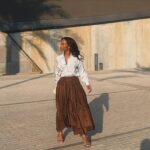 Agnes Nunes Instagram - Mais do que uma expressão dos meus sentimentos, minha música é também uma forma de me conectar com pessoas, com propósitos e com a possibilidade de tornar vidas melhores. Há algum tempo compartilhei aqui sobre ter conhecido e fazer parte da @sthorm.io esse time incrível e empenhado em realizar mudanças no mundo, em impactar positivamente a vida de milhões de pessoas e deixar um legado pro futuro do Planeta. Desde então muita coisa está acontecendo e me sinto grata por esse encontro de energias, sempre busquei formas de conectar minha arte com a ciência, valorizando minhas origens, valorizando nossa cultura e a imensa biodiversidade que temos no Brasil, sempre pensando em mostrar pro mundo todo esse potencial brasileiro. A convite da Sthorm, eu e @mattsorum viemos aqui pra Dubai pra participar da @cop28uaeofficial que é esse grande encontro global para falar sobre mudanças climáticas e discutir o papel de cada um de nós nessa luta por um futuro mais sustentável em que o homem possa conviver em sinergia com a natureza. E é nesse grande palco, com os olhos do mundo voltados pra cá, que Sthorm está anunciando o maior projeto de preservação de biodiversidade e de combate ao desmatamento já visto em todo o mundo! Uma iniciativa que nasceu no Brasil, feita por brasileiros para beneficiar todo o planeta, em parceria com a Autopass e com a @conaferbr os verdadeiros guardiões da natureza. Vamos trazer a atenção para os povos originários, os ribeirinhos e os pequenos produtores rurais que protegem nossos animais, nossas matas e que entendem que a floresta em pé tem muito mais valor do que ela no chão! Hoje, os pequenos produtores rurais são responsáveis por 70% do alimento que chega à nossa mesa, são 8 milhões de pessoas que cuidam da natureza no seu pedacinho de terra, pessoas que dedicam suas vidas a gerar nosso alimento, e entendem que isso precisa ser feito com respeito à terra, aos animais, às plantas e ao planeta! Continua nos comentários 👇