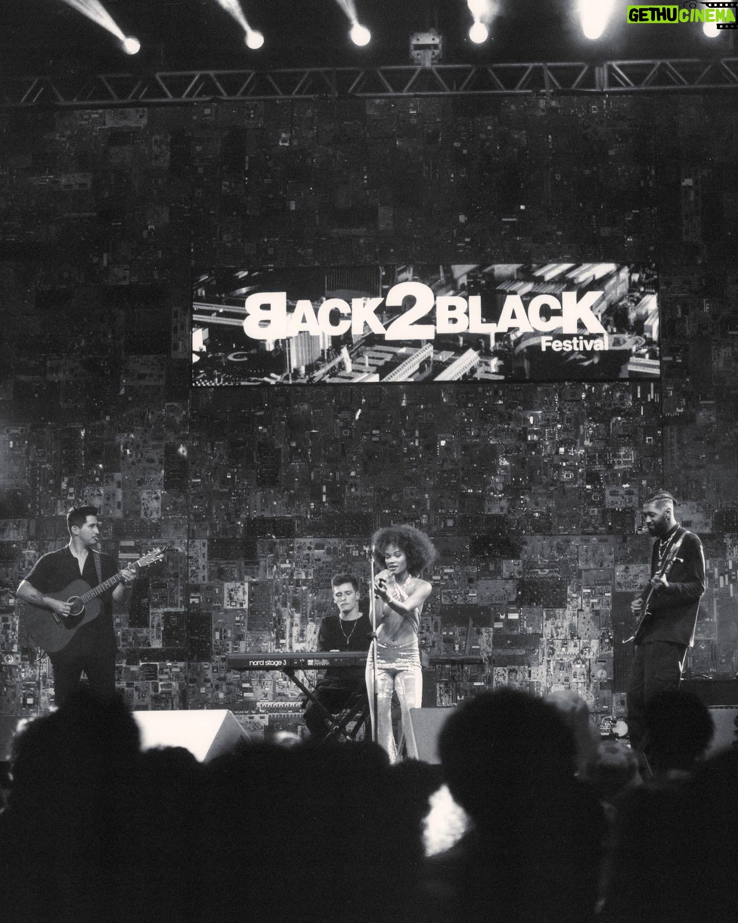 Agnes Nunes Instagram - obrigada @back2blackfestival 🖤 📸@mariapaulafreire