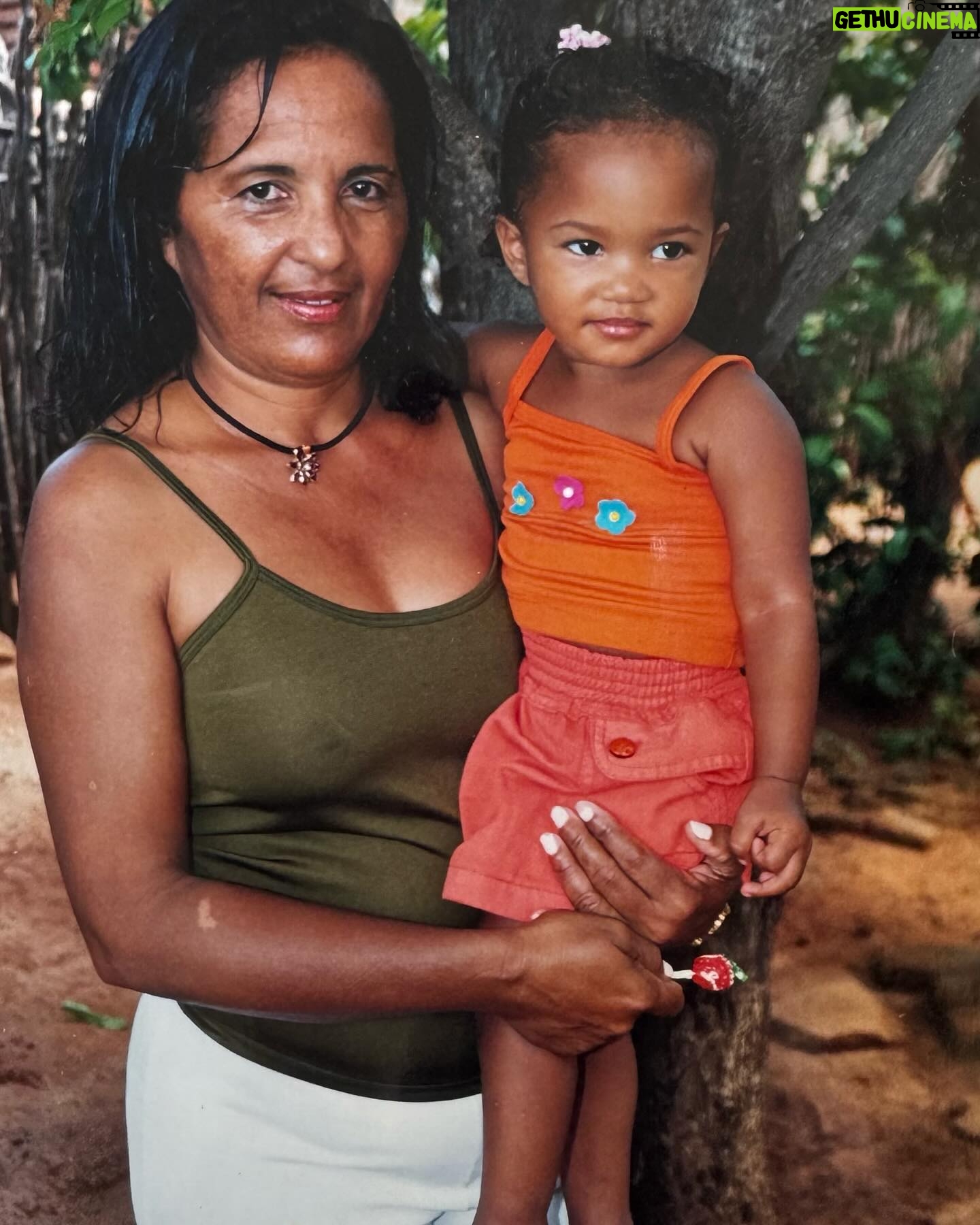 Agnes Nunes Instagram - De uns anos atrás, no colo de vó Terezinha… lá em Jericó-PB, onde passei minha infância. Espero que você esteja orgulhosa de nós, Aguinha, eu me esforço ao máximo pra cuidar de você e de manter você sempre perto de mim. Cuidem da criança interior de vocês sempre, ❤️