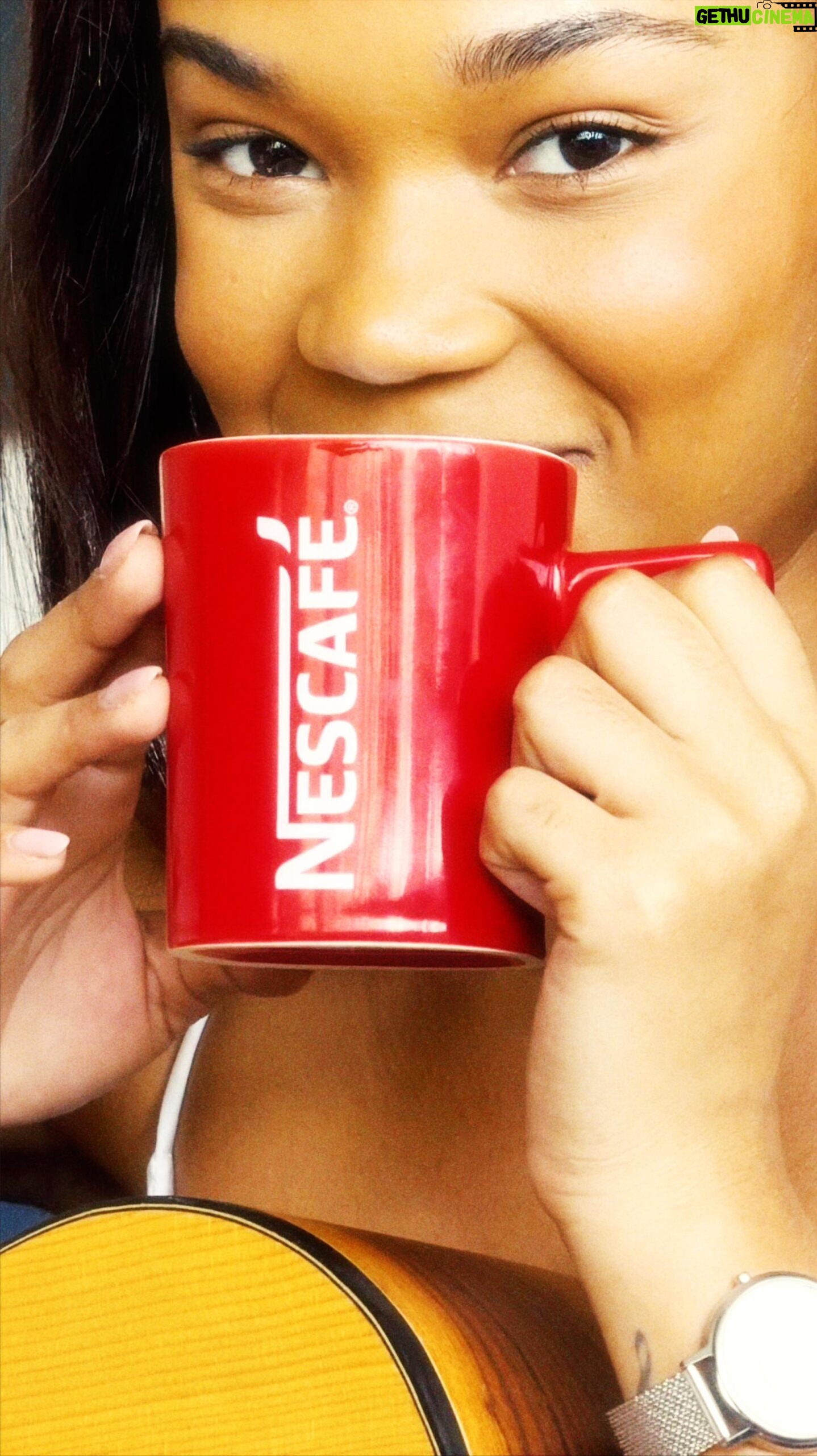 Agnes Nunes - 1.3K Likes - Seja em casa, no estúdio, ou no show, ele sempre me acompanha. Se tornou meu aliado proporcionando a energia necessária para ir em busca de tudo que eu almejo. @nescafebr #Publi #FaçaSeuMundo