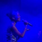 Agnes Nunes Instagram - LONDRES OBRIGADA ❤️ Não consigo descrever o quão especial foi cantar pela segunda vez no @thejazzcafe que já foi e é palco também de muitos artistas que sou fã. Foi lindo demais demais demais, obrigada ❤️ @baguarecords @primeiralinhapt Ps.: HOJE É EM LISBOA EIN ⭐️🌹 fotos por @bruna.casotti dress @dolcegabbana ✨