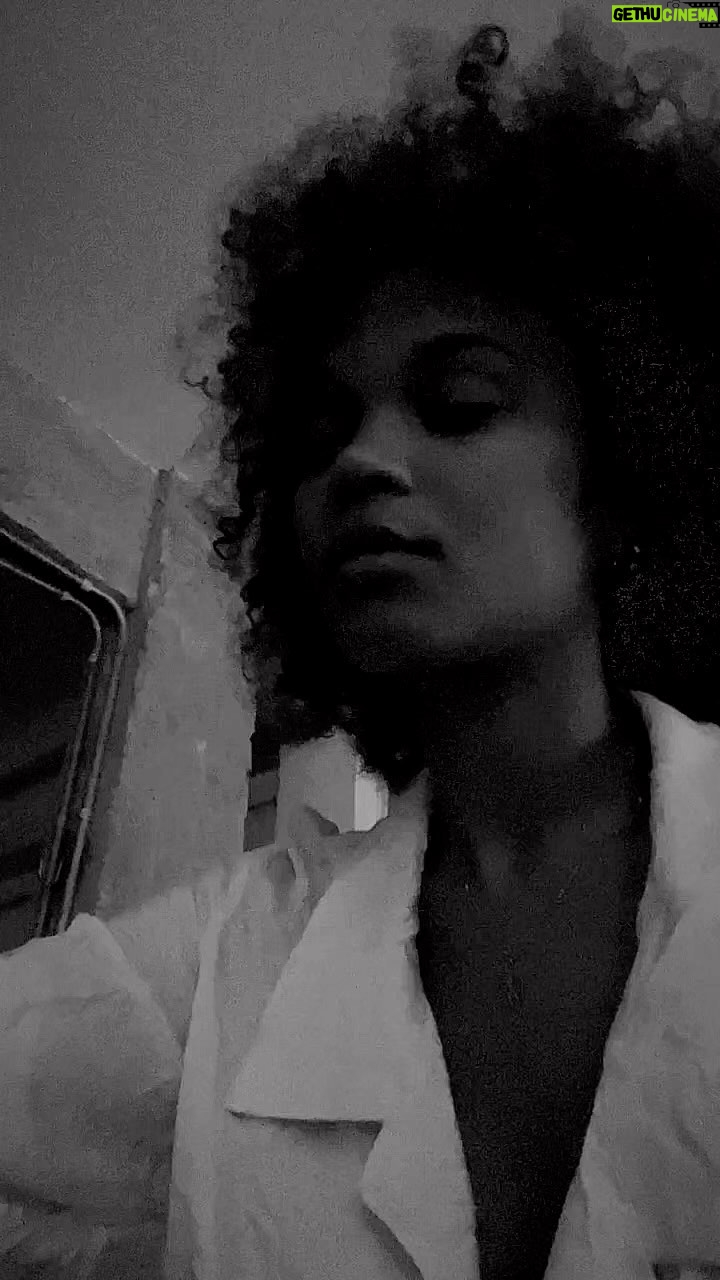 Agnes Nunes Instagram - eu tava indo dormir mas tô com essa música na cabeça mas agora tô indo dormir, um xêro 🌹 ah, aproveitar pra dizer q ainda tem ingresso disponível pra turnê Europa, só clicar no link da minha bio 😚🤏🥰🫶🤍