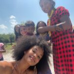 Agnes Nunes Instagram - eu tenho esperança, fé e muita gratidão pelas nossas crianças. Deixo essas fotos como registro dos últimos dias incríveis que vivi ao lado de pessoas que mudaram minha forma de ver o mundo, as estrelas, o nosso planeta. Portas se abriram e continuam se abrindo para que destinos do bem se cruzem sempre. Tive a oportunidade de ir para Maués- AM, terra do guaraná, junto do time incrível da @sthorm.io e o grande mestre @mattsorum . Conheci os nativos sateré-mawé, o que pra mim foi alho que mudou a minha vida, o olhar de cada uma dessas crianças me inspirou de uma forma diferente, intensa… me fez querer viver. Precisamos cuidar do que é nosso. Precisamos valorizar o que é nosso. E ter orgulho do que nós somos, olhando com pureza as coisas bonitas da vida, assim como uma criança. Ainda tive a oportunidade de fazer um show incrível com toda a energia do guaraná para o povo de Maués, que me recebeu com calor de alma e coração. Cantei ao lado de minha banda, e tive a honra de ter @mattsorum nos orquestrando e abençoando nessa noite tão incrível, na qual o povo me coroou de “Nossa Rainha do Guaraná”. Eu quero honrar esse título, quero levar Maués pra sempre comigo, e quero mostrar pro mundo o quão nosso Brasil é a coisa mais LINDA que já existiu. Obrigada, obrigada, obrigada. ❤️