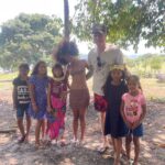 Agnes Nunes Instagram - eu tenho esperança, fé e muita gratidão pelas nossas crianças. Deixo essas fotos como registro dos últimos dias incríveis que vivi ao lado de pessoas que mudaram minha forma de ver o mundo, as estrelas, o nosso planeta. Portas se abriram e continuam se abrindo para que destinos do bem se cruzem sempre. Tive a oportunidade de ir para Maués- AM, terra do guaraná, junto do time incrível da @sthorm.io e o grande mestre @mattsorum . Conheci os nativos sateré-mawé, o que pra mim foi alho que mudou a minha vida, o olhar de cada uma dessas crianças me inspirou de uma forma diferente, intensa… me fez querer viver. Precisamos cuidar do que é nosso. Precisamos valorizar o que é nosso. E ter orgulho do que nós somos, olhando com pureza as coisas bonitas da vida, assim como uma criança. Ainda tive a oportunidade de fazer um show incrível com toda a energia do guaraná para o povo de Maués, que me recebeu com calor de alma e coração. Cantei ao lado de minha banda, e tive a honra de ter @mattsorum nos orquestrando e abençoando nessa noite tão incrível, na qual o povo me coroou de “Nossa Rainha do Guaraná”. Eu quero honrar esse título, quero levar Maués pra sempre comigo, e quero mostrar pro mundo o quão nosso Brasil é a coisa mais LINDA que já existiu. Obrigada, obrigada, obrigada. ❤️