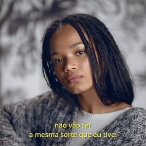 Agnes Nunes Instagram - Apoie o Projeto de Lei 4278 de 2023  Essa é uma história real. É a história de quem sobreviveu ao horror de um sequestro. Medo, abuso e crueldade foram capítulos da história da Glória, uma filhote de preguiça-de-três-dedos (Bradypus variegatus) que em março de 2023 foi capturada no Parque Lage no Rio de Janeiro, dopada e colocada em uma mochila para posteriormente ser vendida. Por sorte, a movimentação foi identificada por policiais que levaram os infratores para a delegacia e encaminharam o filhote ao @jardimbotanicorj , que depois a trouxe para o nosso @institutovidalivre onde passou dez dias se recuperando para depois ser solta na floresta em segurança. O mais grave: os criminosos não foram presos pelo ato de capturar, dopar e colocar um animal numa mochila para vender. Foram detidos por crimes paralelos associados ao episódio. O tráfico de fauna e os maus-tratos a animais silvestres são de menor importância na nossa legislação.  Por isso, estamos todos juntos pela aprovação do Projeto de Lei 4278 de 2023, para ampliarmos a proteção à nossa biodiversidade. Entre no link da nossa bio, assine e transforme essa história. Nossa campanha amplia as #vozes dos nossos animais silvestres brasileiros e é uma criação do @institutovidalivre e quem generosamente dá voz à Glória, é a nossa @agnesnunes que já é parte da nossa história. A direção assinada lindamente por @joanamariani os textos são de @roberto.vitorino e @rochedseba a fotografia de @andrehawk trilha @mariagadu animação @carloshsaldanha e @koy.factory produção executiva @marcela_neumayer #campanhavozes #pl4278 #4278 #institutovidalivre #amarélibertar #agnesnunes #preguica #preguiçadetresdedos #bradypus #sloth