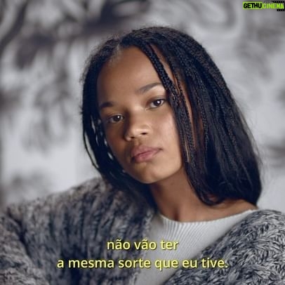 Agnes Nunes - 8.7K Likes - Apoie o Projeto de Lei 4278 de 2023
Essa é uma história real. É a história de quem sobreviveu ao horror de um sequestro.
Medo, abuso e crueldade foram capítulos da história da Glória, uma filhote de preguiça-de-três-dedos (Bradypus variegatus) que em março de 2023 foi capturada no Parque Lage no Rio de Janeiro, dopada e colocada em uma mochila para posteriormente ser vendida.
Por sorte, a movimentação foi identificada por policiais que levaram os infratores para a delegacia e encaminharam o filhote ao @jardimbotanicorj , que depois a trouxe para o nosso @institutovidalivre onde passou dez dias se recuperando para depois ser solta na floresta em segurança.
O mais grave: os criminosos não foram presos pelo ato de capturar, dopar e colocar um animal numa mochila para vender.
Foram detidos por crimes paralelos associados ao episódio.
O tráfico de fauna e os maus-tratos a animais silvestres são de menor importância na nossa legislação.
Por isso, estamos todos juntos pela aprovação do Projeto de Lei 4278 de 2023, para ampliarmos a proteção à nossa biodiversidade.
Entre no link da nossa bio, assine e transforme essa história.
Nossa campanha amplia as #vozes dos nossos animais silvestres brasileiros e é uma criação do @institutovidalivre e quem generosamente dá voz à Glória, é a nossa @agnesnunes que já é parte da nossa história.
A direção assinada lindamente por @joanamariani
os textos são de @roberto.vitorino e @rochedseba
a fotografia de @andrehawk
trilha @mariagadu
animação @carloshsaldanha e @koy.factory
produção executiva @marcela_neumayer
#campanhavozes #pl4278 #4278 #institutovidalivre #amarélibertar #agnesnunes #preguica #preguiçadetresdedos #bradypus #sloth