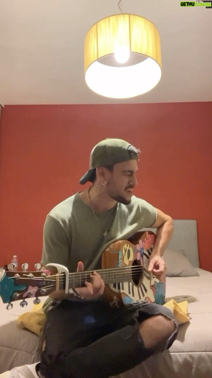Agustín Bernasconi Instagram - Hola , hacia bastante no subía cantando. Los quiero🩶