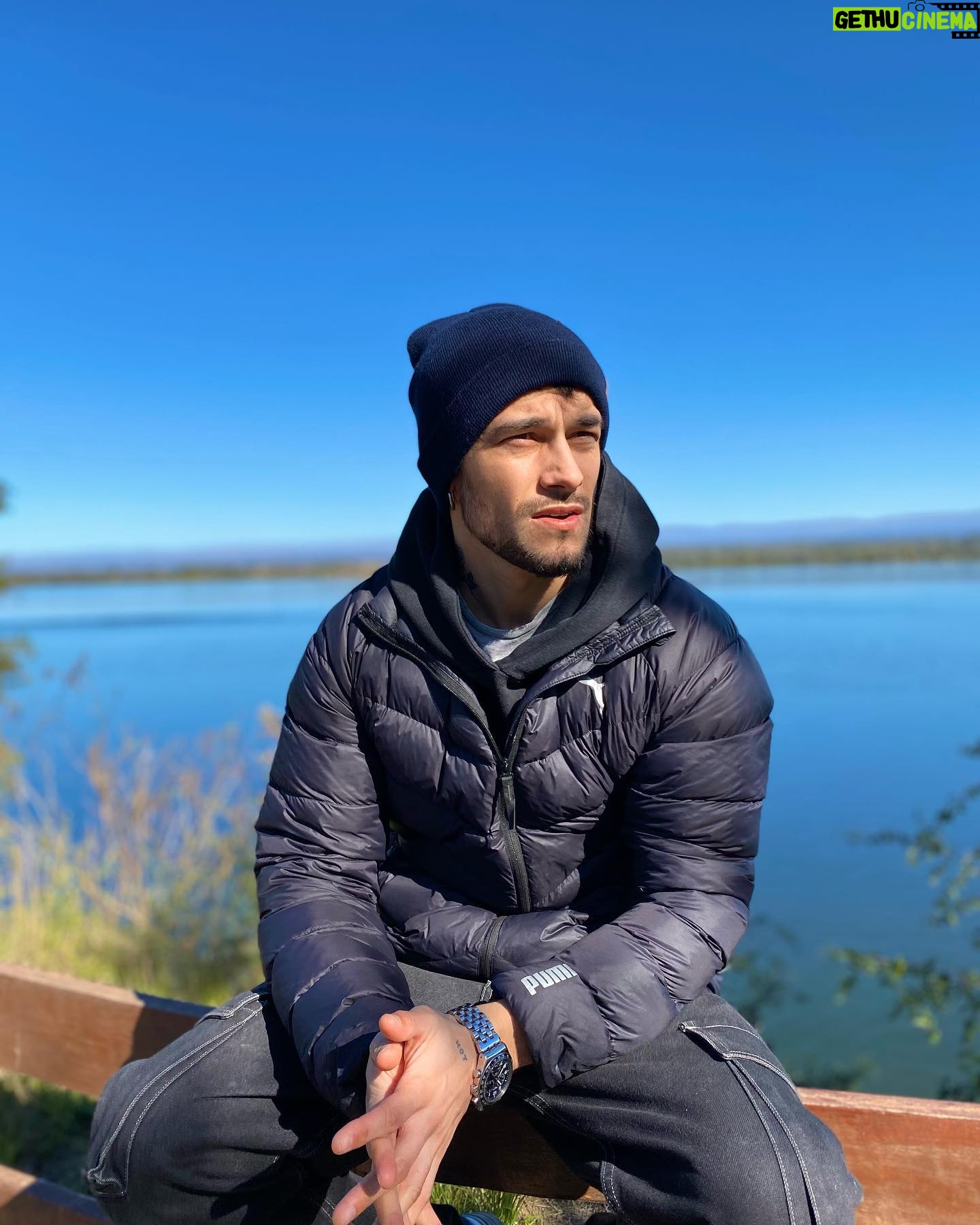 Agustín Bernasconi Instagram - Mi pueblo está cada vez más lindo 🙏🏽♥️ matecitos en el lago , que más se puede pedir ?
