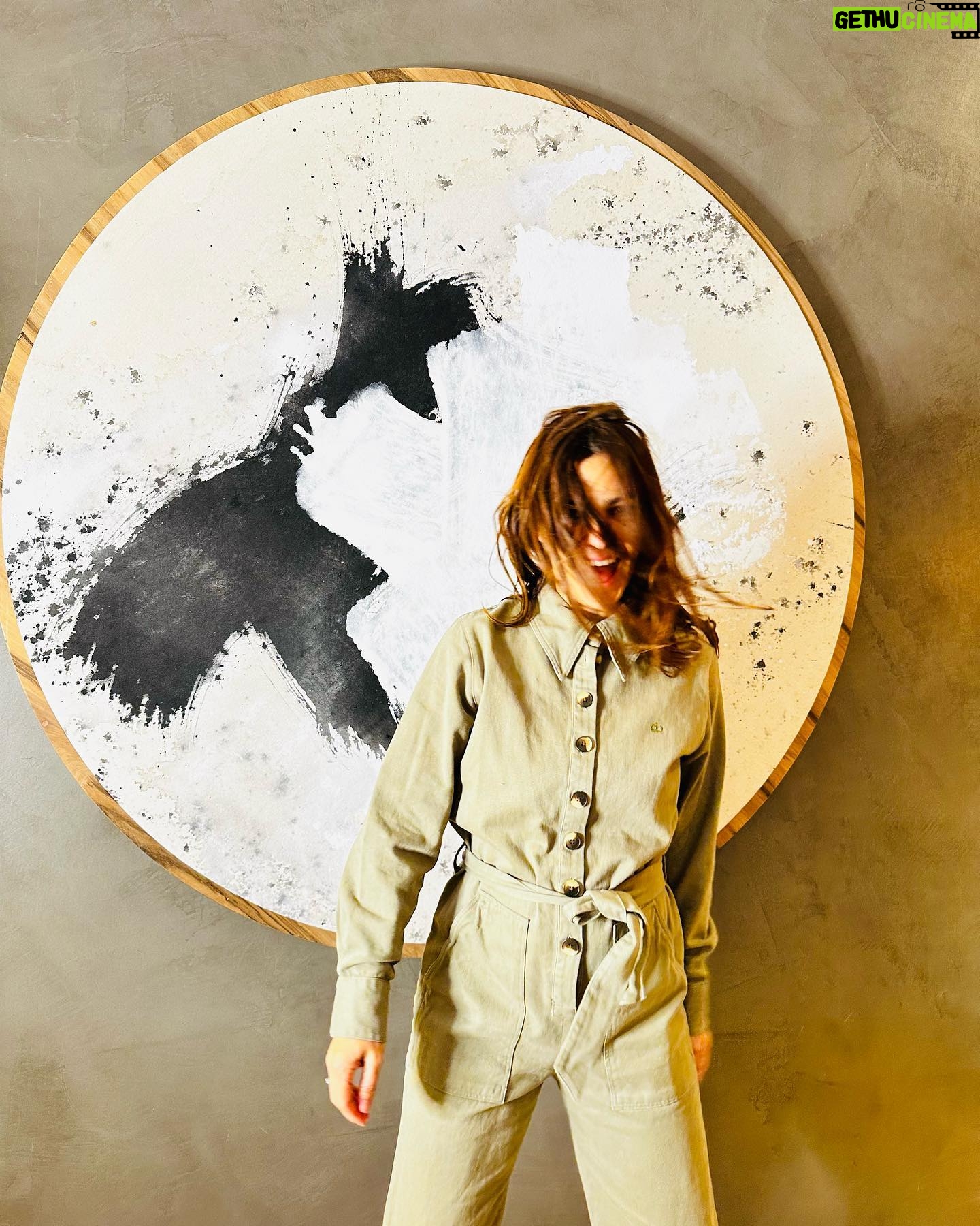 Agustina Cherri Instagram - La obra de @martinenricciart y yo!! La vi me enamoré y ya está en casa!! ❤️