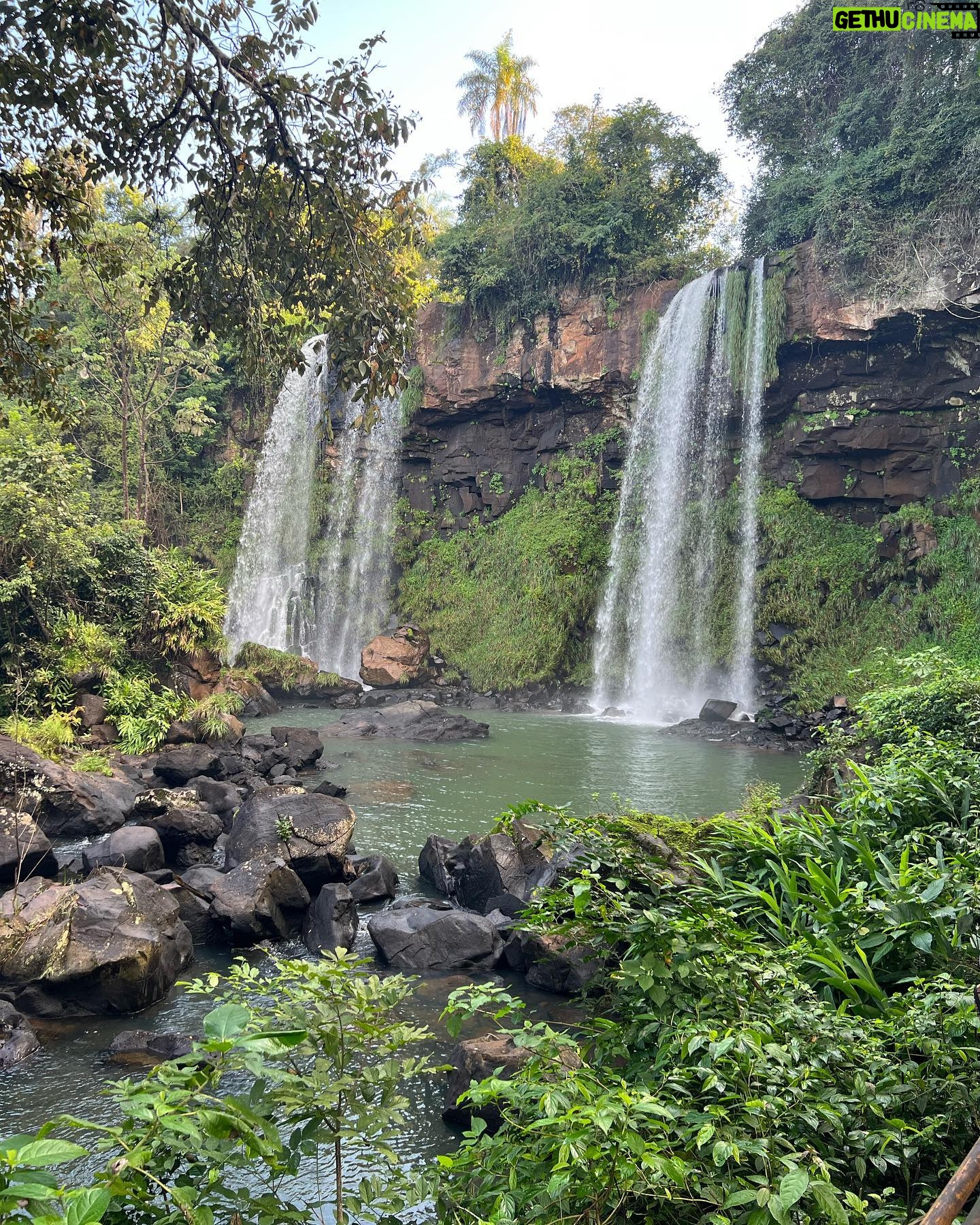 Agustina Cherri Instagram - “A menos de 2 horas de casa, con un clima maravilloso todo el año, con amigas, rodeada de naturaleza y con la energía espectacular de estas Cataratas que me rodean… ¡Cómo no voy a elegir venir acá a disfrutar! @granmeliaiguazu . . @may_ariadna