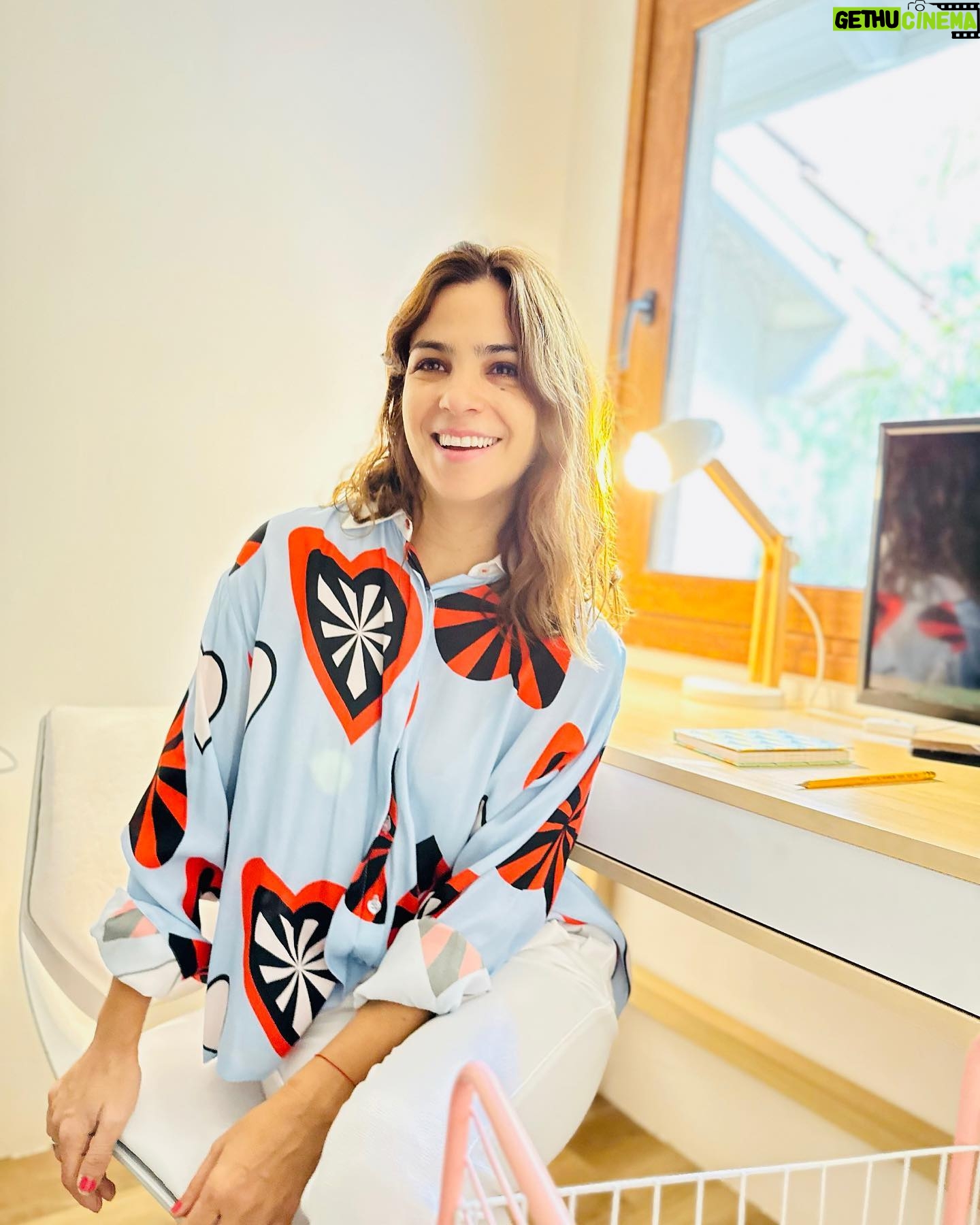 Agustina Cherri Instagram - Alguien más preparando la vuelta al cole? El lunes arrancan mis hijos y armamos los sectores de estudio con el catálogo de Back to school de @easyargentina Hay de todo! No te lo pierdas! ❤️