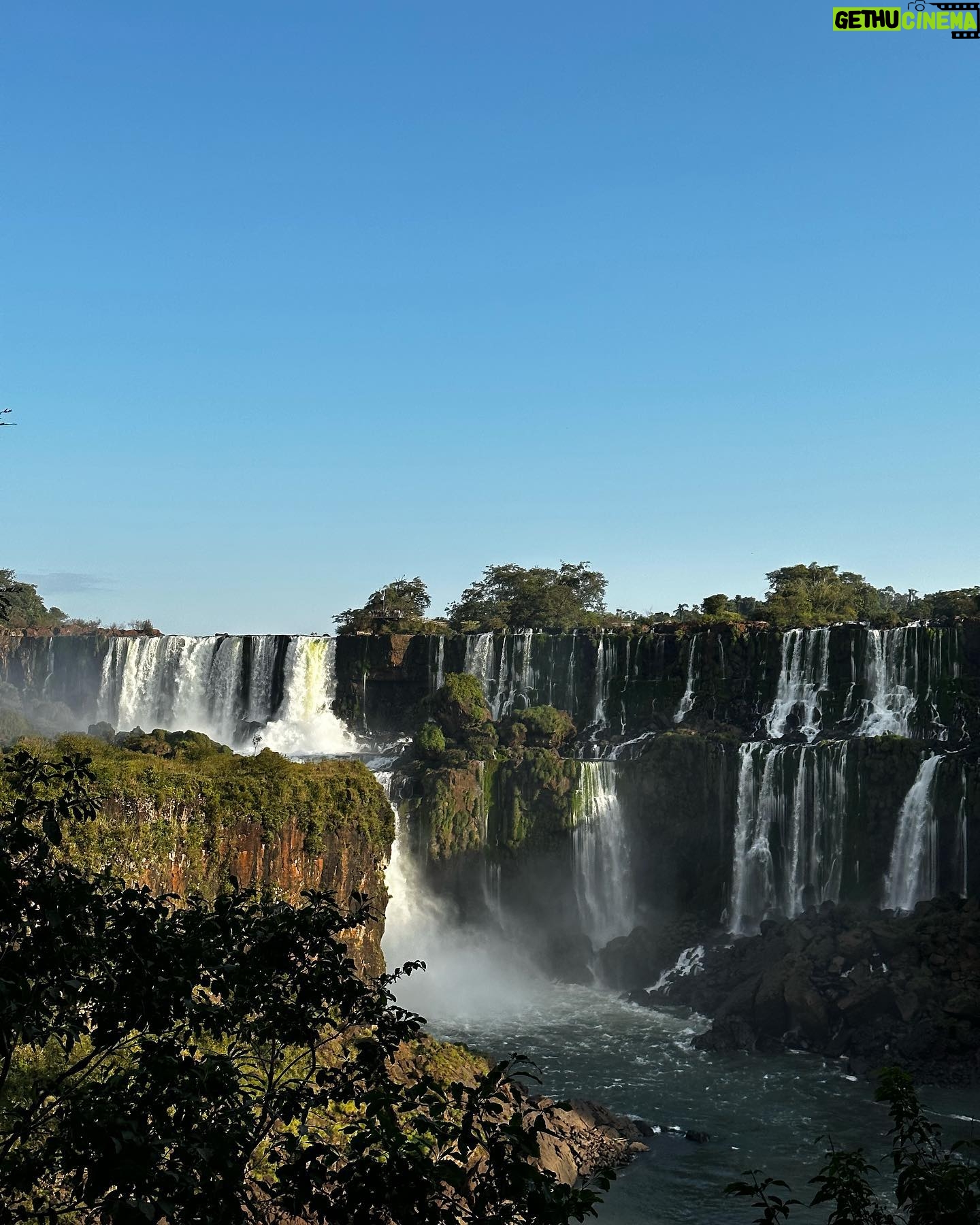 Agustina Cherri Instagram - “A menos de 2 horas de casa, con un clima maravilloso todo el año, con amigas, rodeada de naturaleza y con la energía espectacular de estas Cataratas que me rodean… ¡Cómo no voy a elegir venir acá a disfrutar! @granmeliaiguazu . . @may_ariadna