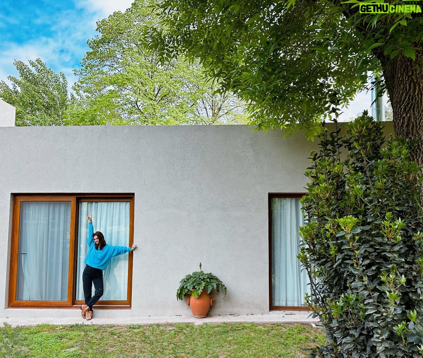 Agustina Cherri Instagram - Al fin puedo mostrarles cómo quedaron las ventanas de mi casa :) Vean el ANTES y sobre todo el DESPUÉS, que nos marca la diferencia. Pueden ver lo hermosas que quedaron las ventanas, que son de pvc y son de @muchtek.tecnoperfilesgroup (ojito ojazo, no es otra marca, sino que #TECNOPERFILES cambió su nombre, para expandirse y llegar así a todo el 🌍 Las elegimos con un diseño exclusivo en color Golden Oak - en un tono que tiene la calidez de la madera con las ventajas del PVC: son súper herméticas, aislantes, seguras, resistentes y datazo, son sustentables; me permiten ahorrar energía y poner mi granito de arena para un mundo más sostenible. Mis #VentanasEficientes de Muchtek las fabricó @aukot_aberturaspvc y tienen herrajes de @g_u.herrajes , fundamental para que todo el sistema ventana pueda funcionar al 100% y garantizarnos el diseño que soñamos y sobre todo el confort que tanto buscamos con toda esta remodelación.