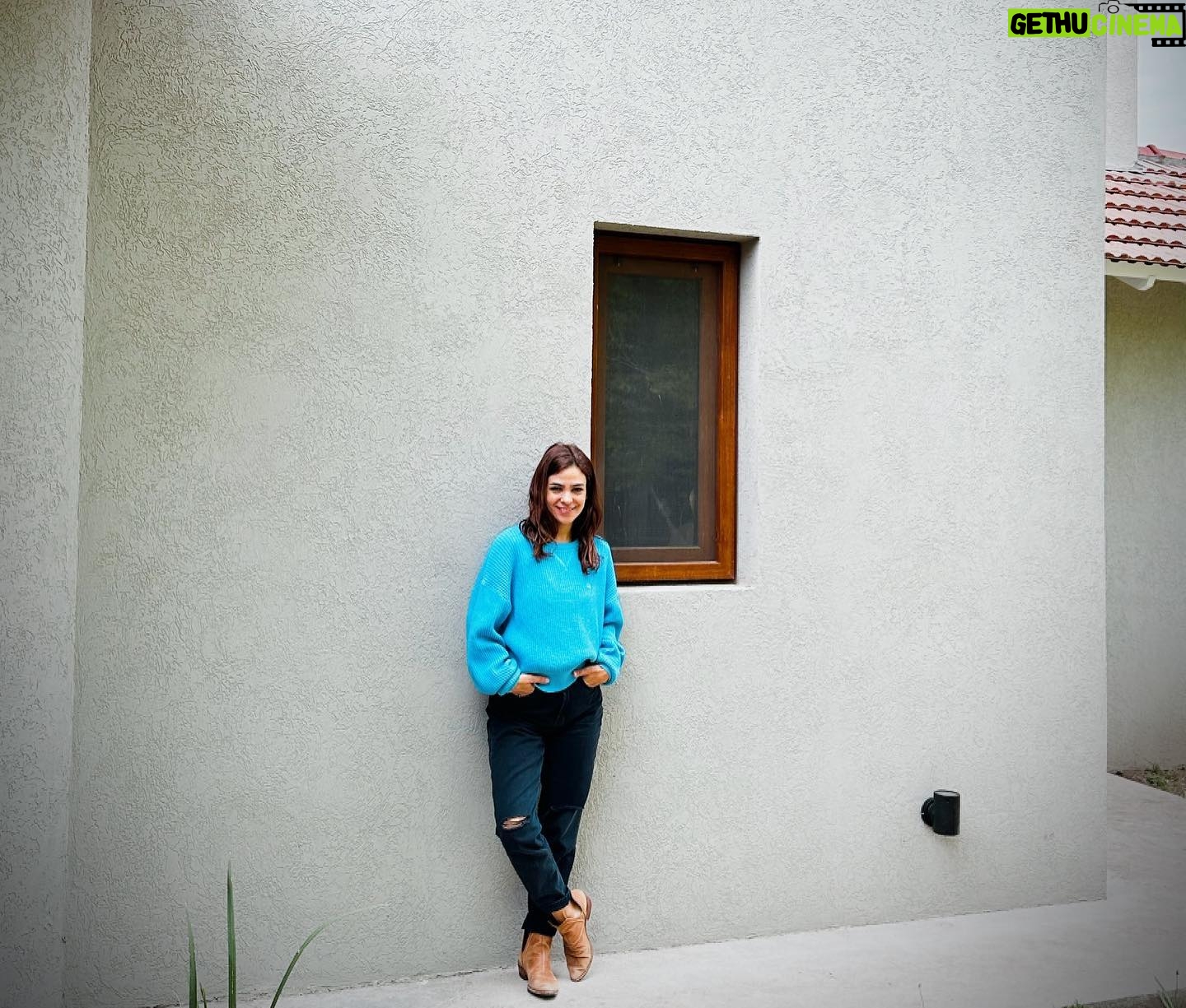 Agustina Cherri Instagram - Al fin puedo mostrarles cómo quedaron las ventanas de mi casa :) Vean el ANTES y sobre todo el DESPUÉS, que nos marca la diferencia. Pueden ver lo hermosas que quedaron las ventanas, que son de pvc y son de @muchtek.tecnoperfilesgroup (ojito ojazo, no es otra marca, sino que #TECNOPERFILES cambió su nombre, para expandirse y llegar así a todo el 🌍 Las elegimos con un diseño exclusivo en color Golden Oak - en un tono que tiene la calidez de la madera con las ventajas del PVC: son súper herméticas, aislantes, seguras, resistentes y datazo, son sustentables; me permiten ahorrar energía y poner mi granito de arena para un mundo más sostenible. Mis #VentanasEficientes de Muchtek las fabricó @aukot_aberturaspvc y tienen herrajes de @g_u.herrajes , fundamental para que todo el sistema ventana pueda funcionar al 100% y garantizarnos el diseño que soñamos y sobre todo el confort que tanto buscamos con toda esta remodelación.