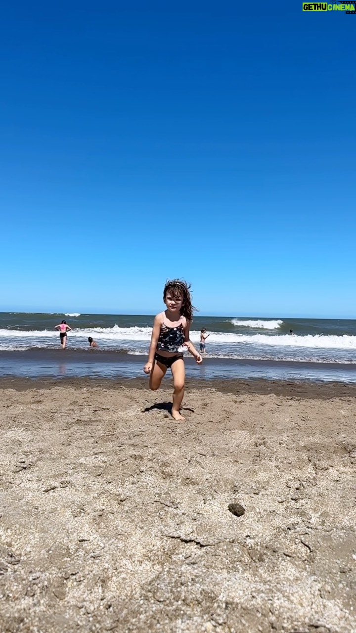 Agustina Cherri Instagram - Nuestros días de vacaciones, bosque, mar, familia, amigos, spa, y comida rica, que más podría pedir? Gracias! ❤️ @carilohills @agenciaab
