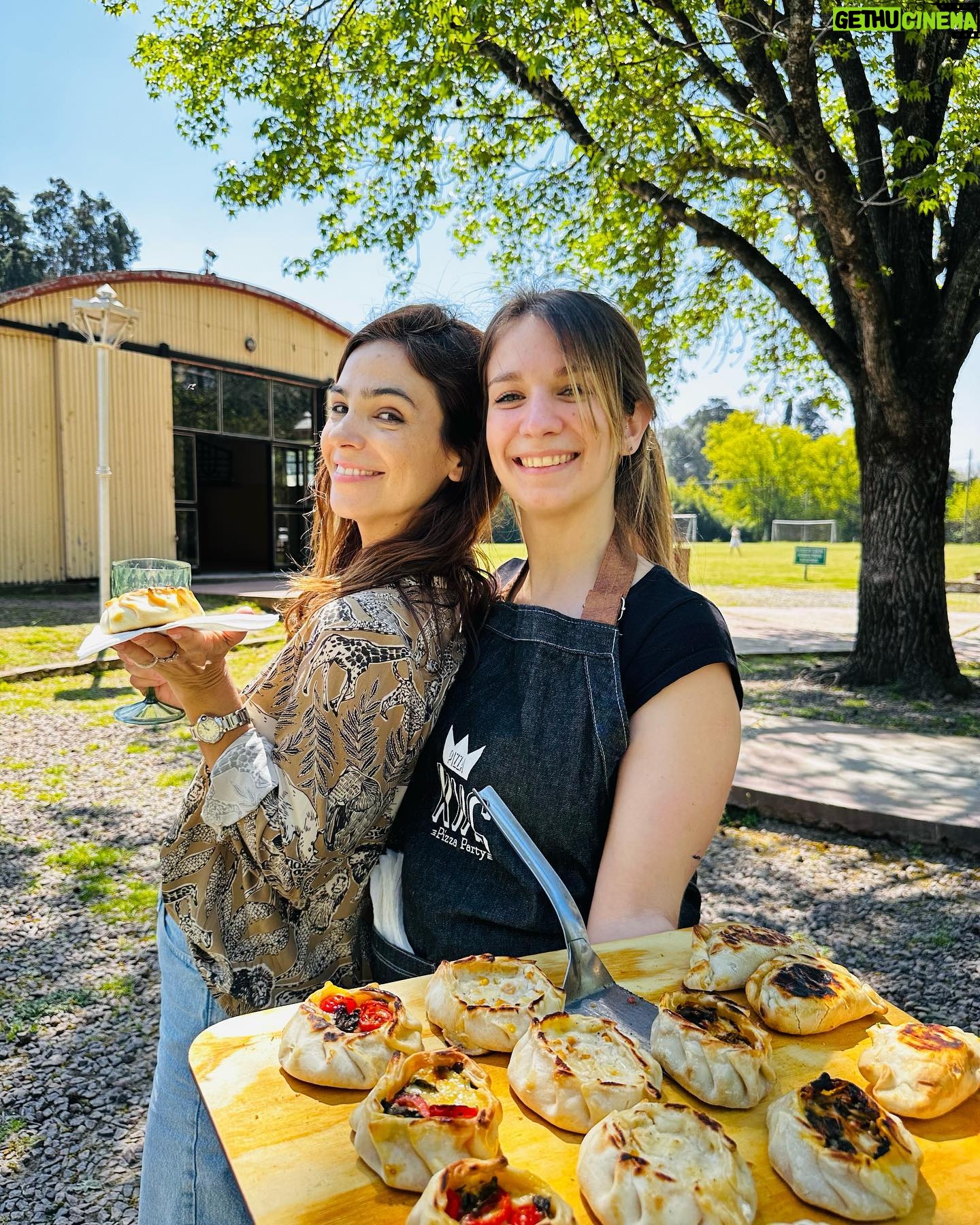 Agustina Cherri Instagram - ALBA CUMPLIÓ 4 AÑOS 🦄 Fue un domingo de verano, con súper clásico, pizza party, juegos y brillos. Gracias a todos por venir ❤️ Gracias @may_ariadna por ayudarme. 🍕 @pizzapartykingcatering 🌈 @deliveryfun ✨ @glitterfactoryok 1. Una madre post fiesta de cumple 2. Momento piñata 3. Siempre comiendo 4. Pelos locos 5. Mi niña más grande 6. La torta 7. Boca river del amor 8. Mi perdición 9. Madre e hijo @catalinamorano_ 10. La cumpleañera