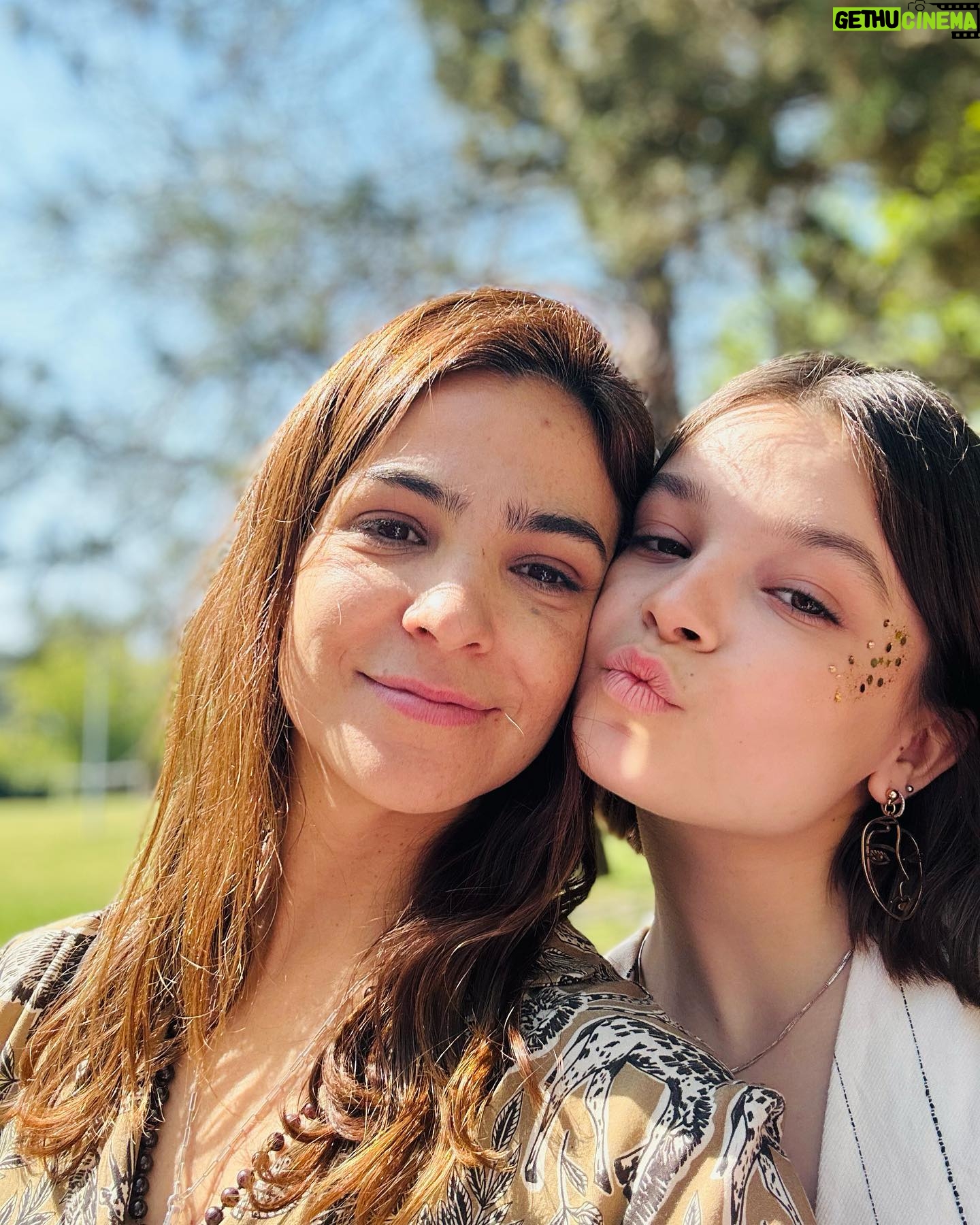 Agustina Cherri Instagram - ALBA CUMPLIÓ 4 AÑOS 🦄 Fue un domingo de verano, con súper clásico, pizza party, juegos y brillos. Gracias a todos por venir ❤️ Gracias @may_ariadna por ayudarme. 🍕 @pizzapartykingcatering 🌈 @deliveryfun ✨ @glitterfactoryok 1. Una madre post fiesta de cumple 2. Momento piñata 3. Siempre comiendo 4. Pelos locos 5. Mi niña más grande 6. La torta 7. Boca river del amor 8. Mi perdición 9. Madre e hijo @catalinamorano_ 10. La cumpleañera