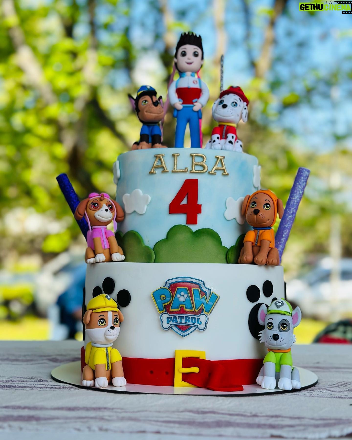 Agustina Cherri Instagram - ALBA CUMPLIÓ 4 AÑOS 🦄 Fue un domingo de verano, con súper clásico, pizza party, juegos y brillos. Gracias a todos por venir ❤️ Gracias @may_ariadna por ayudarme. 🍕 @pizzapartykingcatering 🌈 @deliveryfun ✨ @glitterfactoryok 1. Una madre post fiesta de cumple 2. Momento piñata 3. Siempre comiendo 4. Pelos locos 5. Mi niña más grande 6. La torta 7. Boca river del amor 8. Mi perdición 9. Madre e hijo @catalinamorano_ 10. La cumpleañera