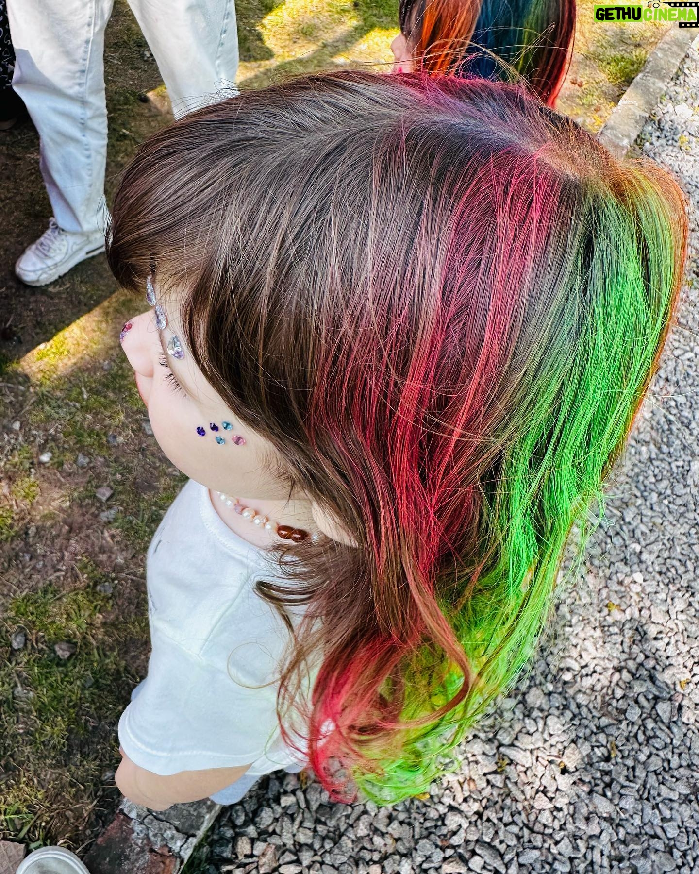 Agustina Cherri Instagram - ALBA CUMPLIÓ 4 AÑOS 🦄 Fue un domingo de verano, con súper clásico, pizza party, juegos y brillos. Gracias a todos por venir ❤️ Gracias @may_ariadna por ayudarme. 🍕 @pizzapartykingcatering 🌈 @deliveryfun ✨ @glitterfactoryok 1. Una madre post fiesta de cumple 2. Momento piñata 3. Siempre comiendo 4. Pelos locos 5. Mi niña más grande 6. La torta 7. Boca river del amor 8. Mi perdición 9. Madre e hijo @catalinamorano_ 10. La cumpleañera