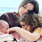 Agustina Cherri Instagram - Algunas de los últimos tiempos 1. 3 de los 4 🐥 2. Ensayando “Votemos” 3. Panza y amigas 4. Fiesta con mi amor 5. Cuando el recién nacido pega un estirón ❤️
