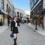Agustina Palma Instagram - Si le dijera a mi pequeña Agustina que estaríamos aquí en este momento, viviendo todo lo que estoy sintiendo y creando, no lo creería. Esta profesión que elegí, tan hermosa y compleja, no es fácil. Nadie dijo que ningún camino fuera fácil, pero poco se habla del compromiso, la paciencia y la disciplina que uno debe tener para que las cosas sucedan. Si hoy me mantengo firme después de tantos años en ella, es porque desde el principio aprendí lo que significaba luchar por lo que uno quiere. Estoy literalmente al otro lado del mundo de donde nací, y aún no puedo procesar todo lo que sucede a mi alrededor. Mirar atrás y ver los puntos que me llevaron hasta donde estoy hoy no tiene sentido. A veces, la vida no tiene mucho sentido lógico. Nací en San Miguel de Tucumán, la ciudad más pequeña de Argentina y, a su vez, la que tiene más habitantes por metro cuadrado. Mi calle era de barro, jugábamos en la calle, eran otras épocas donde los sueños solo se hablaban y se trataban como algo lejano. Épocas donde creía que lo imposible se quedaría así para siempre, donde no sabía qué mundo existía fuera, lo POSIBLE DENTRO DE LO IMPOSIBLE. Después de tantos años alrededor de mi profesión he podido ver la capacidad y la alegría de vivir cada momento y experiencia como parte del éxito. Podría pensar que hago este post para recordarles que los sueños se materializan, y así es, pero también lo hago para recordarme y compartir conmigo misma que lo hemos logrado. Que una vez que se alcanzan esas metas, hay que volver a soñar, con ilusión y compromiso, nunca hay que perder esa capacidad de asombro ante la vida. CAMINANTE, NO HAY CAMINO SE HACE EL CAMINO AL ANDAR. No hay fórmulas ni caminos correctos, solo hace falta animarse con valor y valentía. Una vida llena de cambios es una vida llena de vida. ♥️ Gracias por compartir este caminito conmigo. Agus. 🚀