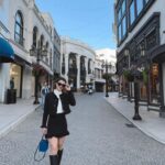 Agustina Palma Instagram - Si le dijera a mi pequeña Agustina que estaríamos aquí en este momento, viviendo todo lo que estoy sintiendo y creando, no lo creería. Esta profesión que elegí, tan hermosa y compleja, no es fácil. Nadie dijo que ningún camino fuera fácil, pero poco se habla del compromiso, la paciencia y la disciplina que uno debe tener para que las cosas sucedan. Si hoy me mantengo firme después de tantos años en ella, es porque desde el principio aprendí lo que significaba luchar por lo que uno quiere. Estoy literalmente al otro lado del mundo de donde nací, y aún no puedo procesar todo lo que sucede a mi alrededor. Mirar atrás y ver los puntos que me llevaron hasta donde estoy hoy no tiene sentido. A veces, la vida no tiene mucho sentido lógico. Nací en San Miguel de Tucumán, la ciudad más pequeña de Argentina y, a su vez, la que tiene más habitantes por metro cuadrado. Mi calle era de barro, jugábamos en la calle, eran otras épocas donde los sueños solo se hablaban y se trataban como algo lejano. Épocas donde creía que lo imposible se quedaría así para siempre, donde no sabía qué mundo existía fuera, lo POSIBLE DENTRO DE LO IMPOSIBLE. Después de tantos años alrededor de mi profesión he podido ver la capacidad y la alegría de vivir cada momento y experiencia como parte del éxito. Podría pensar que hago este post para recordarles que los sueños se materializan, y así es, pero también lo hago para recordarme y compartir conmigo misma que lo hemos logrado. Que una vez que se alcanzan esas metas, hay que volver a soñar, con ilusión y compromiso, nunca hay que perder esa capacidad de asombro ante la vida. CAMINANTE, NO HAY CAMINO SE HACE EL CAMINO AL ANDAR. No hay fórmulas ni caminos correctos, solo hace falta animarse con valor y valentía. Una vida llena de cambios es una vida llena de vida. ♥️ Gracias por compartir este caminito conmigo. Agus. 🚀