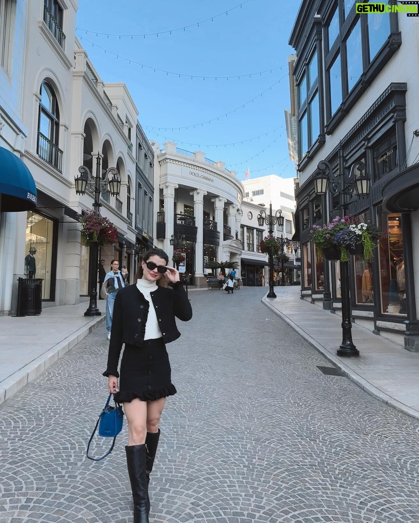 Agustina Palma Instagram - Si le dijera a mi pequeña Agustina que estaríamos aquí en este momento, viviendo todo lo que estoy sintiendo y creando, no lo creería. Esta profesión que elegí, tan hermosa y compleja, no es fácil. Nadie dijo que ningún camino fuera fácil, pero poco se habla del compromiso, la paciencia y la disciplina que uno debe tener para que las cosas sucedan. Si hoy me mantengo firme después de tantos años en ella, es porque desde el principio aprendí lo que significaba luchar por lo que uno quiere. Estoy literalmente al otro lado del mundo de donde nací, y aún no puedo procesar todo lo que sucede a mi alrededor. Mirar atrás y ver los puntos que me llevaron hasta donde estoy hoy no tiene sentido. A veces, la vida no tiene mucho sentido lógico. Nací en San Miguel de Tucumán, la ciudad más pequeña de Argentina y, a su vez, la que tiene más habitantes por metro cuadrado. Mi calle era de barro, jugábamos en la calle, eran otras épocas donde los sueños solo se hablaban y se trataban como algo lejano. Épocas donde creía que lo imposible se quedaría así para siempre, donde no sabía qué mundo existía fuera, lo POSIBLE DENTRO DE LO IMPOSIBLE. Después de tantos años alrededor de mi profesión he podido ver la capacidad y la alegría de vivir cada momento y experiencia como parte del éxito. Podría pensar que hago este post para recordarles que los sueños se materializan, y así es, pero también lo hago para recordarme y compartir conmigo misma que lo hemos logrado. Que una vez que se alcanzan esas metas, hay que volver a soñar, con ilusión y compromiso, nunca hay que perder esa capacidad de asombro ante la vida. CAMINANTE, NO HAY CAMINO SE HACE EL CAMINO AL ANDAR. No hay fórmulas ni caminos correctos, solo hace falta animarse con valor y valentía. Una vida llena de cambios es una vida llena de vida. ♥️ Gracias por compartir este caminito conmigo. Agus. 🚀