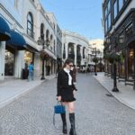 Agustina Palma Instagram - Si le dijera a mi pequeña Agustina que estaríamos aquí en este momento, viviendo todo lo que estoy sintiendo y creando, no lo creería. Esta profesión que elegí, tan hermosa y compleja, no es fácil. Nadie dijo que ningún camino fuera fácil, pero poco se habla del compromiso, la paciencia y la disciplina que uno debe tener para que las cosas sucedan. Si hoy me mantengo firme después de tantos años en ella, es porque desde el principio aprendí lo que significaba luchar por lo que uno quiere. Estoy literalmente al otro lado del mundo de donde nací, y aún no puedo procesar todo lo que sucede a mi alrededor. Mirar atrás y ver los puntos que me llevaron hasta donde estoy hoy no tiene sentido. A veces, la vida no tiene mucho sentido lógico. Nací en San Miguel de Tucumán, la ciudad más pequeña de Argentina y, a su vez, la que tiene más habitantes por metro cuadrado. Mi calle era de barro, jugábamos en la calle, eran otras épocas donde los sueños solo se hablaban y se trataban como algo lejano. Épocas donde creía que lo imposible se quedaría así para siempre, donde no sabía qué mundo existía fuera, lo POSIBLE DENTRO DE LO IMPOSIBLE. Después de tantos años alrededor de mi profesión he podido ver la capacidad y la alegría de vivir cada momento y experiencia como parte del éxito. Podría pensar que hago este post para recordarles que los sueños se materializan, y así es, pero también lo hago para recordarme y compartir conmigo misma que lo hemos logrado. Que una vez que se alcanzan esas metas, hay que volver a soñar, con ilusión y compromiso, nunca hay que perder esa capacidad de asombro ante la vida. CAMINANTE, NO HAY CAMINO SE HACE EL CAMINO AL ANDAR. No hay fórmulas ni caminos correctos, solo hace falta animarse con valor y valentía. Una vida llena de cambios es una vida llena de vida. ♥️ Gracias por compartir este caminito conmigo. Agus. 🚀