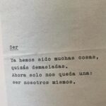 Agustina Palma Instagram - Si le dijera a mi pequeña Agustina que estaríamos aquí en este momento, viviendo todo lo que estoy sintiendo y creando, no lo creería. Esta profesión que elegí, tan hermosa y compleja, no es fácil. Nadie dijo que ningún camino fuera fácil, pero poco se habla del compromiso, la paciencia y la disciplina que uno debe tener para que las cosas sucedan. Si hoy me mantengo firme después de tantos años en ella, es porque desde el principio aprendí lo que significaba luchar por lo que uno quiere. Estoy literalmente al otro lado del mundo de donde nací, y aún no puedo procesar todo lo que sucede a mi alrededor. Mirar atrás y ver los puntos que me llevaron hasta donde estoy hoy no tiene sentido. A veces, la vida no tiene mucho sentido lógico. Nací en San Miguel de Tucumán, la ciudad más pequeña de Argentina y, a su vez, la que tiene más habitantes por metro cuadrado. Mi calle era de barro, jugábamos en la calle, eran otras épocas donde los sueños solo se hablaban y se trataban como algo lejano. Épocas donde creía que lo imposible se quedaría así para siempre, donde no sabía qué mundo existía fuera, lo POSIBLE DENTRO DE LO IMPOSIBLE. Después de tantos años alrededor de mi profesión he podido ver la capacidad y la alegría de vivir cada momento y experiencia como parte del éxito. Podría pensar que hago este post para recordarles que los sueños se materializan, y así es, pero también lo hago para recordarme y compartir conmigo misma que lo hemos logrado. Que una vez que se alcanzan esas metas, hay que volver a soñar, con ilusión y compromiso, nunca hay que perder esa capacidad de asombro ante la vida. CAMINANTE, NO HAY CAMINO SE HACE EL CAMINO AL ANDAR. No hay fórmulas ni caminos correctos, solo hace falta animarse con valor y valentía. Una vida llena de cambios es una vida llena de vida. ♥️ Gracias por compartir este caminito conmigo. Agus. 🚀