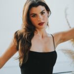 Agustina Palma Instagram - Un amigo me hizo esta pregunta una vez: El reloj de arena de TU vida pasa ¿Qué estás haciendo con ella? Y hoy estoy feliz de contarle en lo alto, al cielo, gritándole de alegría, que estoy viviendo la vida como él me dijo una vez siendo niños! Gracias por enseñarme tanto amigo mío @sebastian_athie 🚀🔥 Los cambios dan miedo, aterran, se siente en las tripas. Cada decisión te lleva a un nuevo cambio, un nuevo camino en tu vida. Pero qué bonito es cuando miras para atrás y sabes que esa decisión fue la que te llevó a tu mejor versión. Hoy quiero preguntarte a tí, ¿eres consciente de este reloj de arena que pasa? Porque no hay nada que lo detenga, solo puedes hacer que pase con alegría, disfrute y consciencia de cada momento. ¿Estás viviendo la vida que quieres? 🚀 PH. @solart.photographystudio 📸