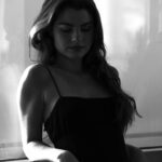 Agustina Palma Instagram - Un amigo me hizo esta pregunta una vez: El reloj de arena de TU vida pasa ¿Qué estás haciendo con ella? Y hoy estoy feliz de contarle en lo alto, al cielo, gritándole de alegría, que estoy viviendo la vida como él me dijo una vez siendo niños! Gracias por enseñarme tanto amigo mío @sebastian_athie 🚀🔥 Los cambios dan miedo, aterran, se siente en las tripas. Cada decisión te lleva a un nuevo cambio, un nuevo camino en tu vida. Pero qué bonito es cuando miras para atrás y sabes que esa decisión fue la que te llevó a tu mejor versión. Hoy quiero preguntarte a tí, ¿eres consciente de este reloj de arena que pasa? Porque no hay nada que lo detenga, solo puedes hacer que pase con alegría, disfrute y consciencia de cada momento. ¿Estás viviendo la vida que quieres? 🚀 PH. @solart.photographystudio 📸