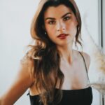 Agustina Palma Instagram - Un amigo me hizo esta pregunta una vez: El reloj de arena de TU vida pasa ¿Qué estás haciendo con ella? Y hoy estoy feliz de contarle en lo alto, al cielo, gritándole de alegría, que estoy viviendo la vida como él me dijo una vez siendo niños! Gracias por enseñarme tanto amigo mío @sebastian_athie 🚀🔥 Los cambios dan miedo, aterran, se siente en las tripas. Cada decisión te lleva a un nuevo cambio, un nuevo camino en tu vida. Pero qué bonito es cuando miras para atrás y sabes que esa decisión fue la que te llevó a tu mejor versión. Hoy quiero preguntarte a tí, ¿eres consciente de este reloj de arena que pasa? Porque no hay nada que lo detenga, solo puedes hacer que pase con alegría, disfrute y consciencia de cada momento. ¿Estás viviendo la vida que quieres? 🚀 PH. @solart.photographystudio 📸