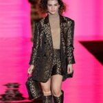 Agustina Palma Instagram - Madrid fashion week! 🚀 (pero esta vez desde la pasarela) Si le dijera a esa niña que nació en San Miguel de Tucumán que desfilaría en la Semana de la Moda de Madrid, no lo creería. Desde pequeña desfilaba en Argentina, tomaba clases de baile, canto, actuación, clases de piano, guitarra y batería. Estudié 4 años de arquitectura y un año de traducción de francés. Trabajo en la industria audiovisual desde los 8 años. Siempre he creído que nadie puede dictar lo que puedo o no puedo lograr. Si quiero hacer algo, simplemente lo intento, lo manifiesto y ¡lo hago! Llegué a Madrid hace dos años y con el tiempo conocí a nuevos amigos que me ayudaron a abrirme camino, puertas y ventanas en este mundo madrileño. ♥️Recuerdo la primera semana que llegué a Madrid, me invitaron a la semana de la moda y me pregunté: ¿por qué no desfilar aquí algún día, en Europa, en la semana de la moda de Madrid? Decidí dejarlo en manos del universo, como siempre hago. En ese momento, lo manifesté. En un mundo donde te dicen que si eres actor no puedes ser creador de contenido, o si eres cantante no “puedes” ser actor, yo soy actriz y ayer desfilé en la semana de la moda en Madrid como quería. ¿Por qué no? ¿Con 1.65 de estatura? ¡Sí! Esto me reafirmó una vez más que el único límite está en nuestra mente y en las creencias que tenemos. ✨¡Sé auténtico, libre de las creencias limitantes de los demás y sal a brillar! ¡Nadie debería decirte que no puedes, porque SI puedes y solo tú sabes cómo lograrlo! Gracias @maite.casademunt @lolacasademunt 🫶🏻