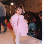 Agustina Palma Instagram - Madrid fashion week! 🚀 (pero esta vez desde la pasarela) Si le dijera a esa niña que nació en San Miguel de Tucumán que desfilaría en la Semana de la Moda de Madrid, no lo creería. Desde pequeña desfilaba en Argentina, tomaba clases de baile, canto, actuación, clases de piano, guitarra y batería. Estudié 4 años de arquitectura y un año de traducción de francés. Trabajo en la industria audiovisual desde los 8 años. Siempre he creído que nadie puede dictar lo que puedo o no puedo lograr. Si quiero hacer algo, simplemente lo intento, lo manifiesto y ¡lo hago! Llegué a Madrid hace dos años y con el tiempo conocí a nuevos amigos que me ayudaron a abrirme camino, puertas y ventanas en este mundo madrileño. ♥️Recuerdo la primera semana que llegué a Madrid, me invitaron a la semana de la moda y me pregunté: ¿por qué no desfilar aquí algún día, en Europa, en la semana de la moda de Madrid? Decidí dejarlo en manos del universo, como siempre hago. En ese momento, lo manifesté. En un mundo donde te dicen que si eres actor no puedes ser creador de contenido, o si eres cantante no “puedes” ser actor, yo soy actriz y ayer desfilé en la semana de la moda en Madrid como quería. ¿Por qué no? ¿Con 1.65 de estatura? ¡Sí! Esto me reafirmó una vez más que el único límite está en nuestra mente y en las creencias que tenemos. ✨¡Sé auténtico, libre de las creencias limitantes de los demás y sal a brillar! ¡Nadie debería decirte que no puedes, porque SI puedes y solo tú sabes cómo lograrlo! Gracias @maite.casademunt @lolacasademunt 🫶🏻