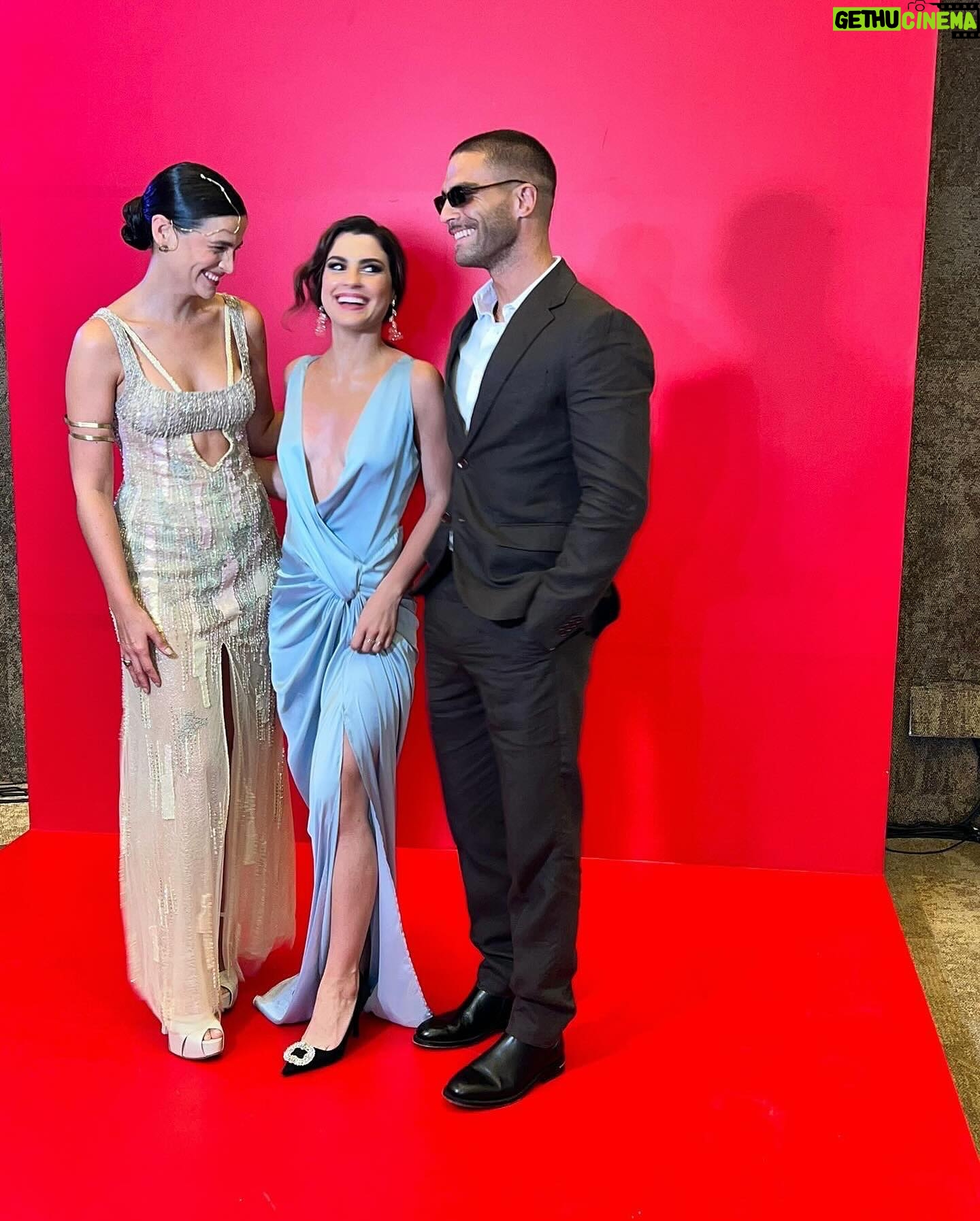 Agustina Palma Instagram - Noche soñada! Una vez más en @premios_platino ✨Qué placer estar compartiendo estos premios de la industria audiovisual iberoamericana con tantos amigos, colegas y profesionales. Los argentinos están haciendo historia y marcando un hermoso camino con fuerza y valor, porque el cine argentino es nuestra cultura. ¡Feliz de que nuestro cine tenga tantas nominaciones y de que se reconozca tanto el trabajo argentino! Agradecida de poder representar un pedacito de Argentina en estos premios con amigos que no veía hace mucho tiempo. ¡No puedo esperar a la siguiente edición de @premios_platino en mi querida Madrid 2025!❤️🇪🇸 What a dream night! Once again invited to the Platino Awards! It's such a pleasure to share this moment with so many friends, colleagues, and professionals from the Ibero-American audiovisual industry. It's lovely to meet Argentinians who are making history. I'm happy that our cinema has so many nominations and that Argentine work is being recognized. Grateful to represent a piece of Argentina at these awards with friends I haven't seen in a long time! I can't wait for the next edition of the awards in my beloved Madrid in 2025.🇪🇸❤️